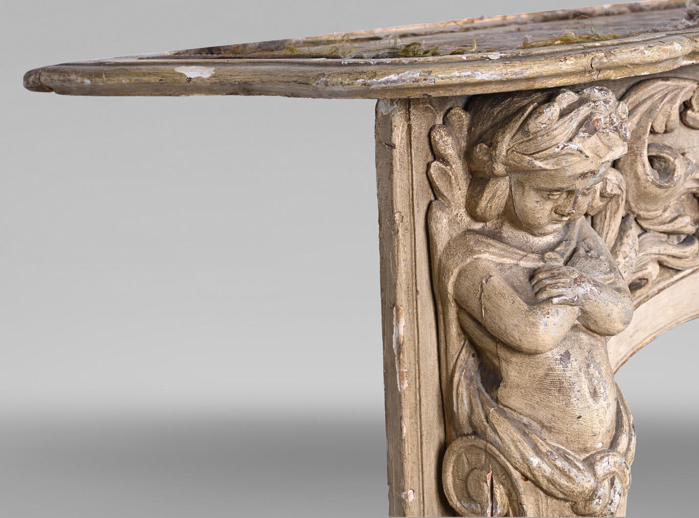 Chimenea de madera tallada con decoración de putti - Finales del siglo XVIII Tallado a mano en venta