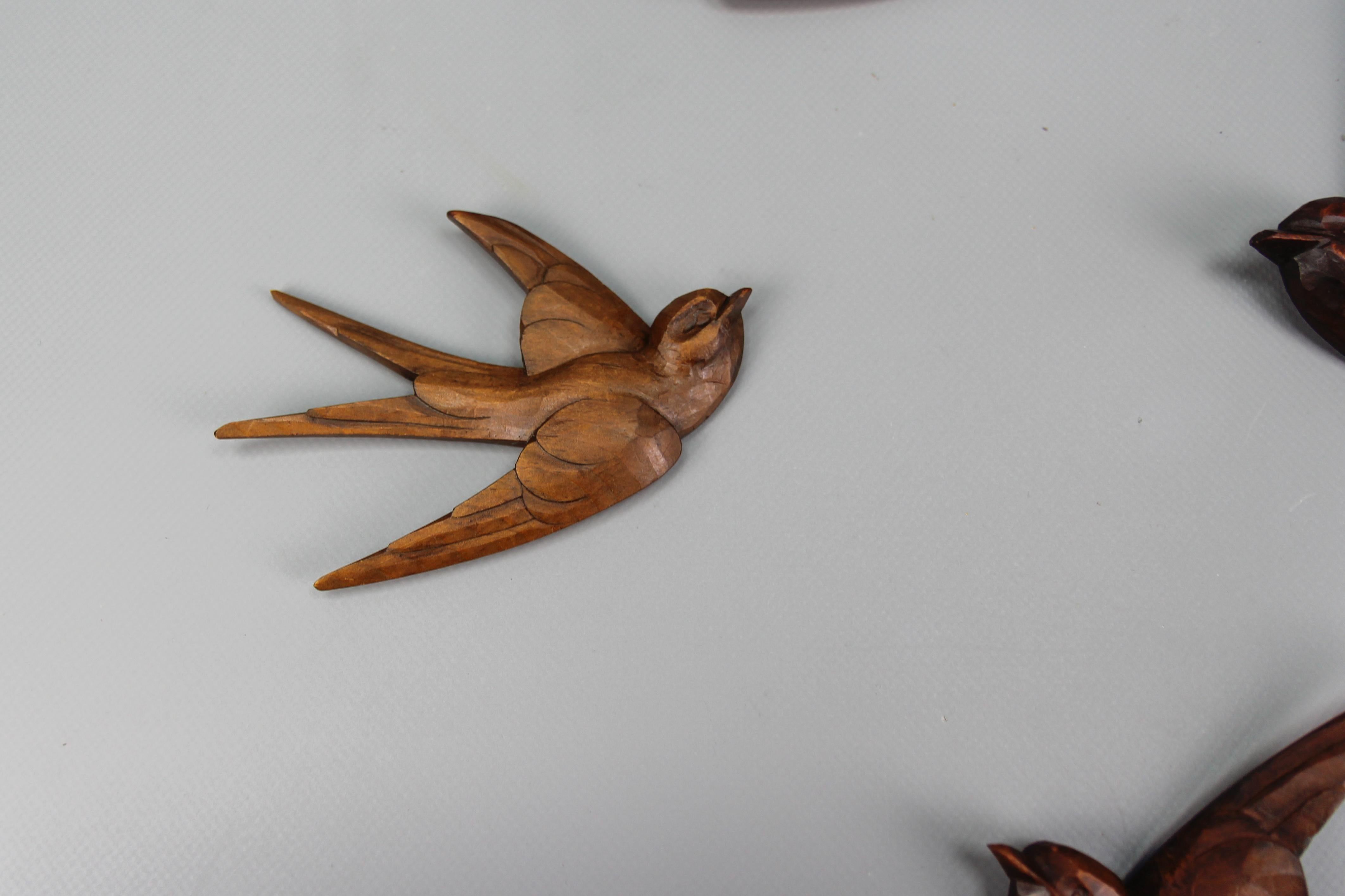 Carved Wooden Flying Bird Wall-Mounted Figures, Set of Four In Good Condition In Barntrup, DE
