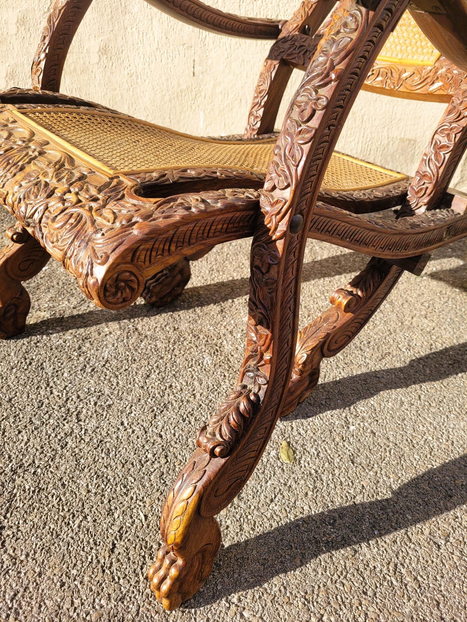Poltrona Foldes in legno intagliato, India, XIX secolo In condizioni buone in vendita a MARSEILLE, FR