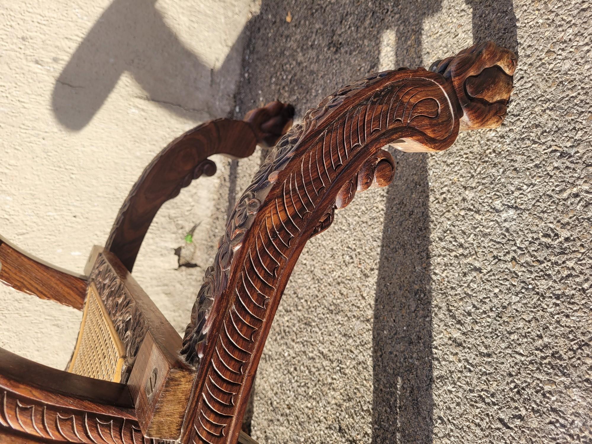 Legno Poltrona Foldes in legno intagliato, India, XIX secolo in vendita