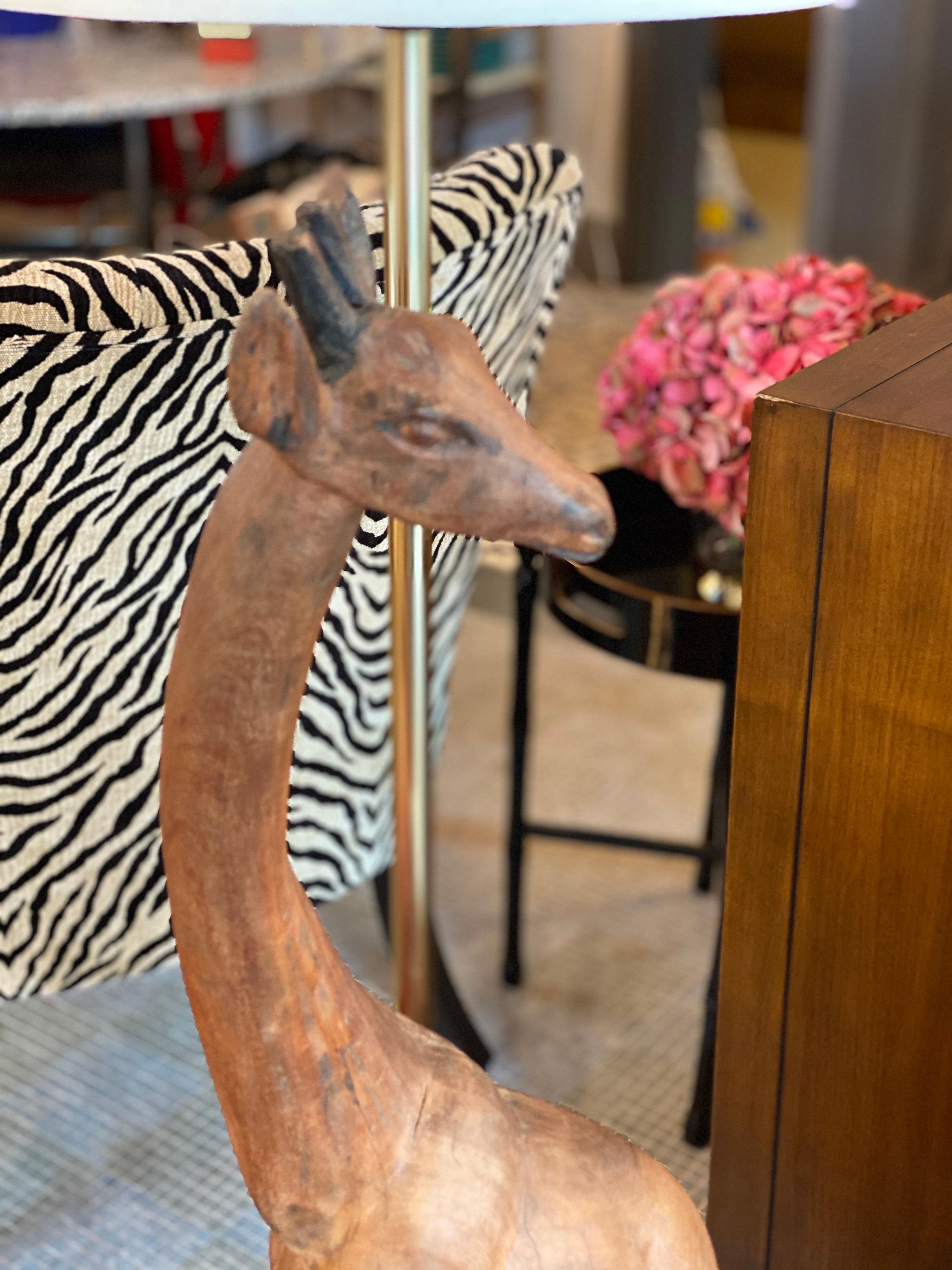 Carved wooden giraffe floor lamp

Measures: 56