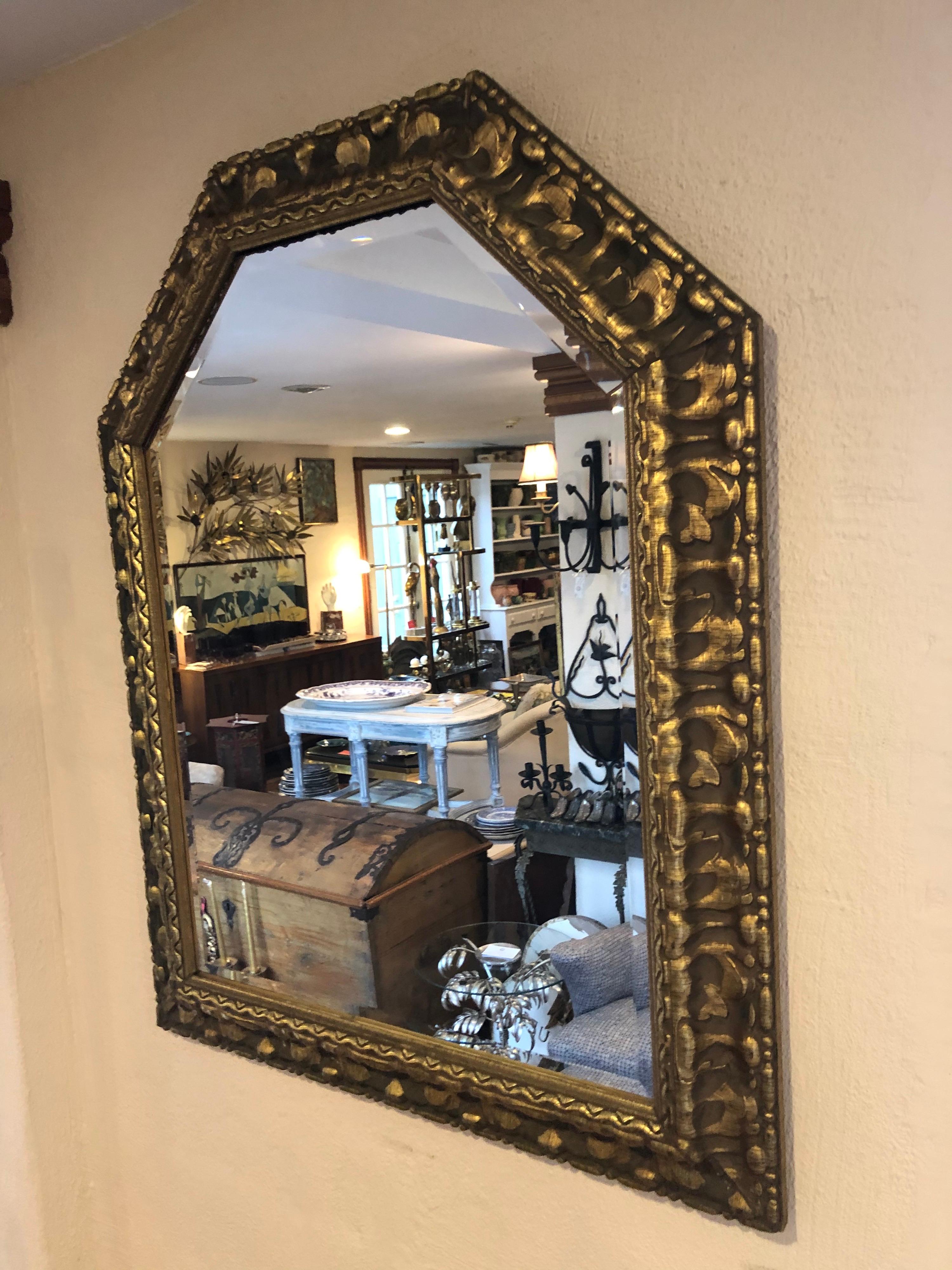 Miroir en bois sculpté à la feuille d'or en vente 5