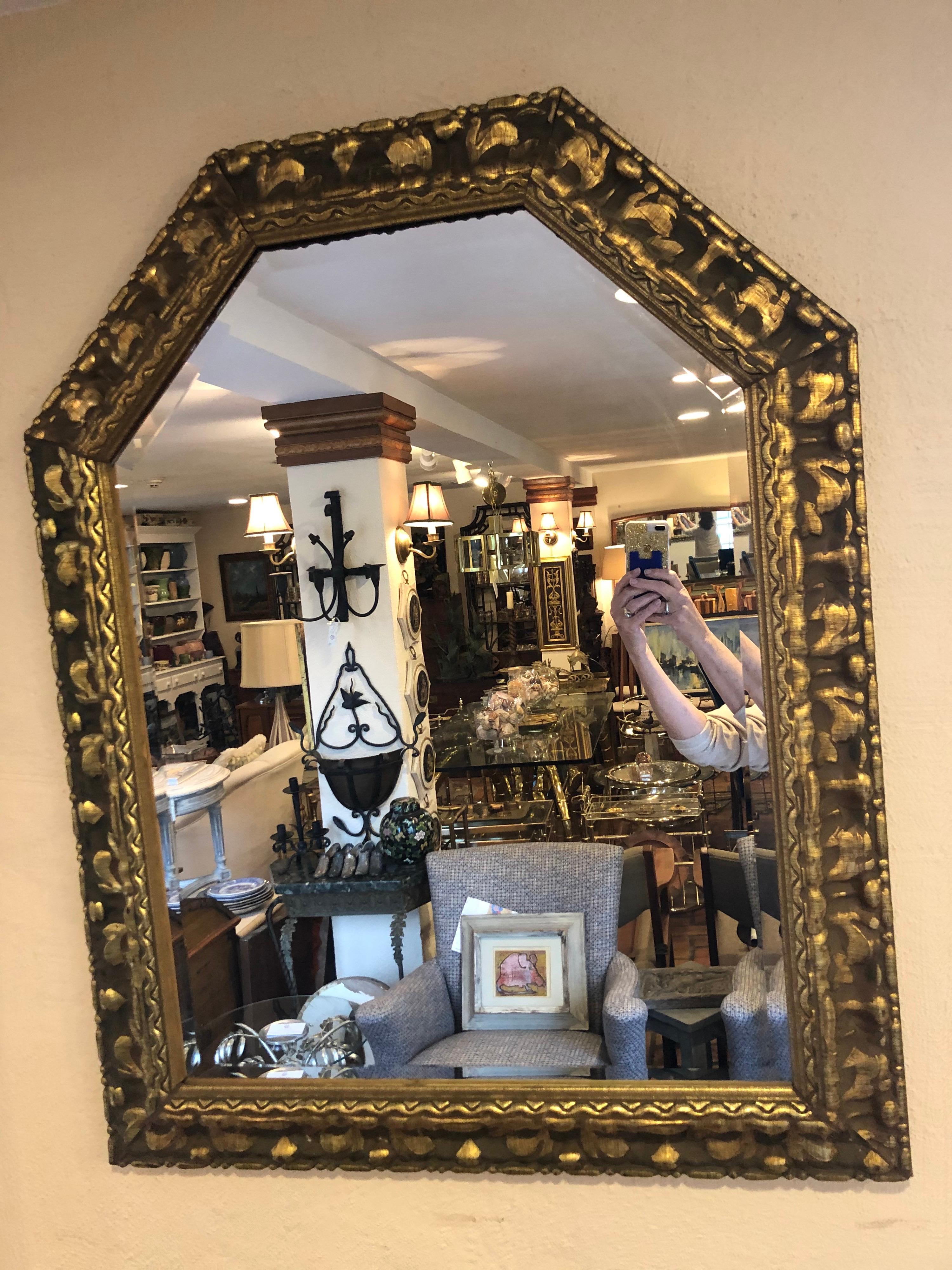 Miroir en bois sculpté à la feuille d'or en vente 8
