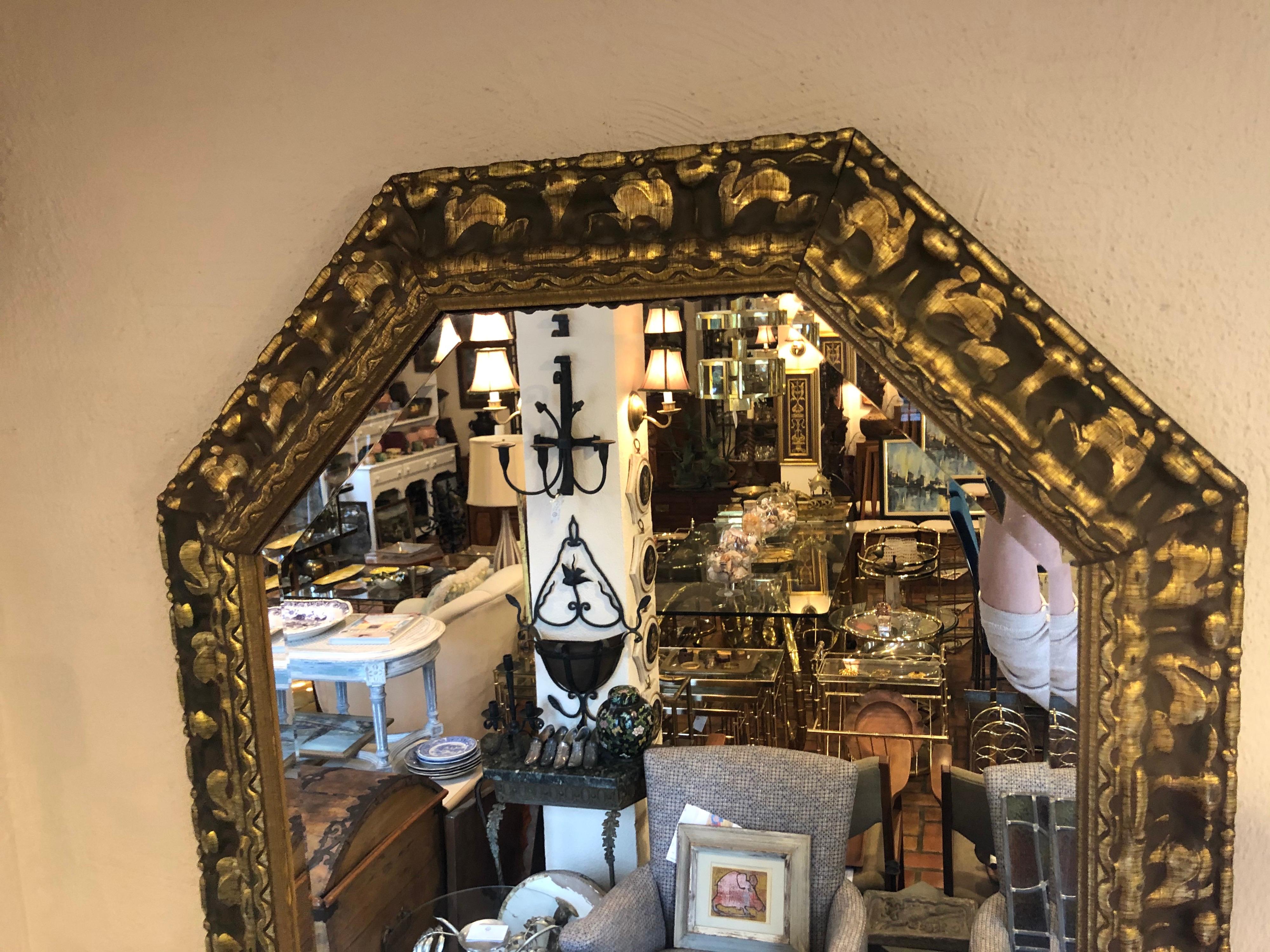 Miroir en bois sculpté à la feuille d'or en vente 9