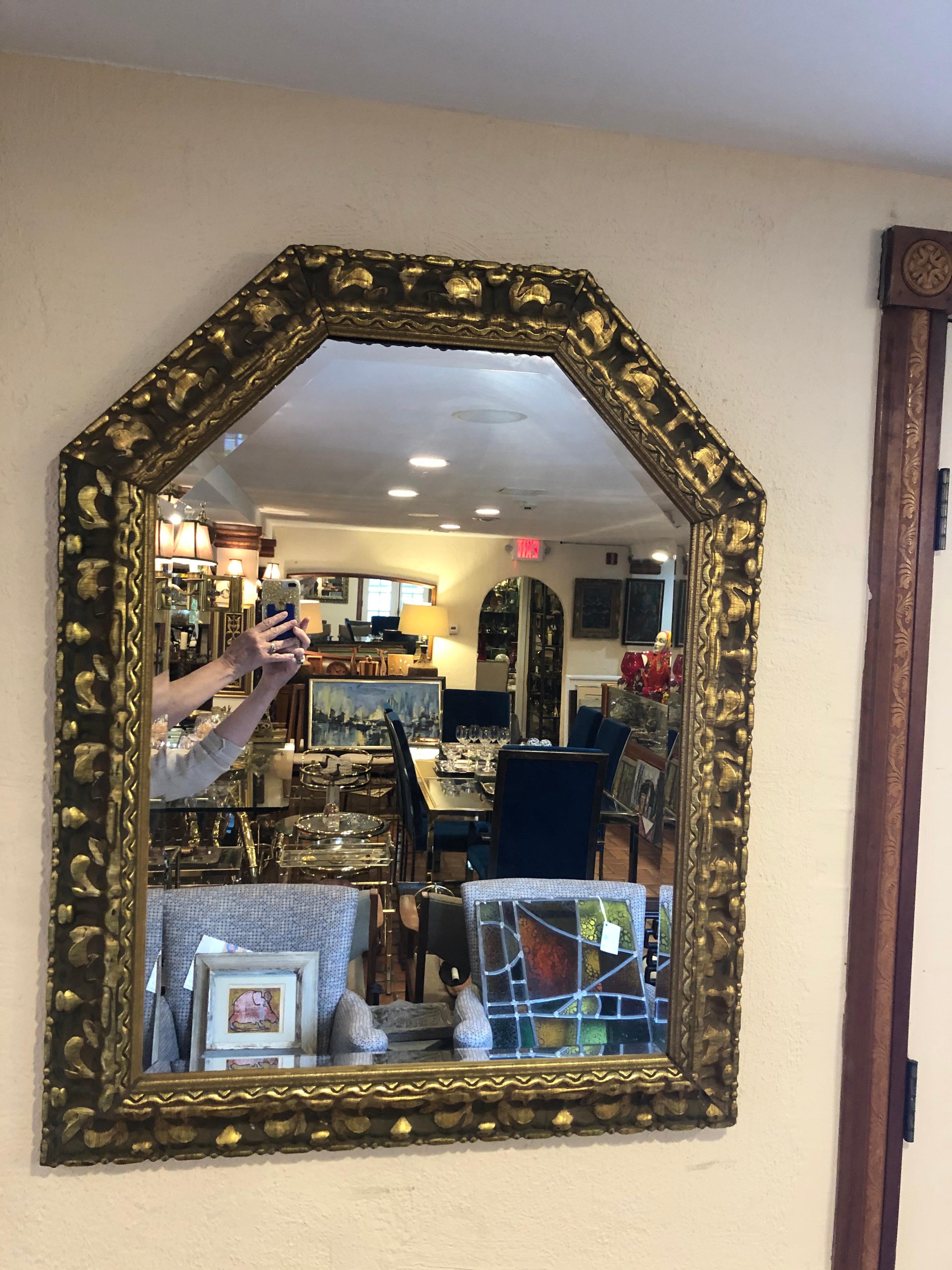 Miroir en bois sculpté à la feuille d'or Bon état - En vente à Redding, CT