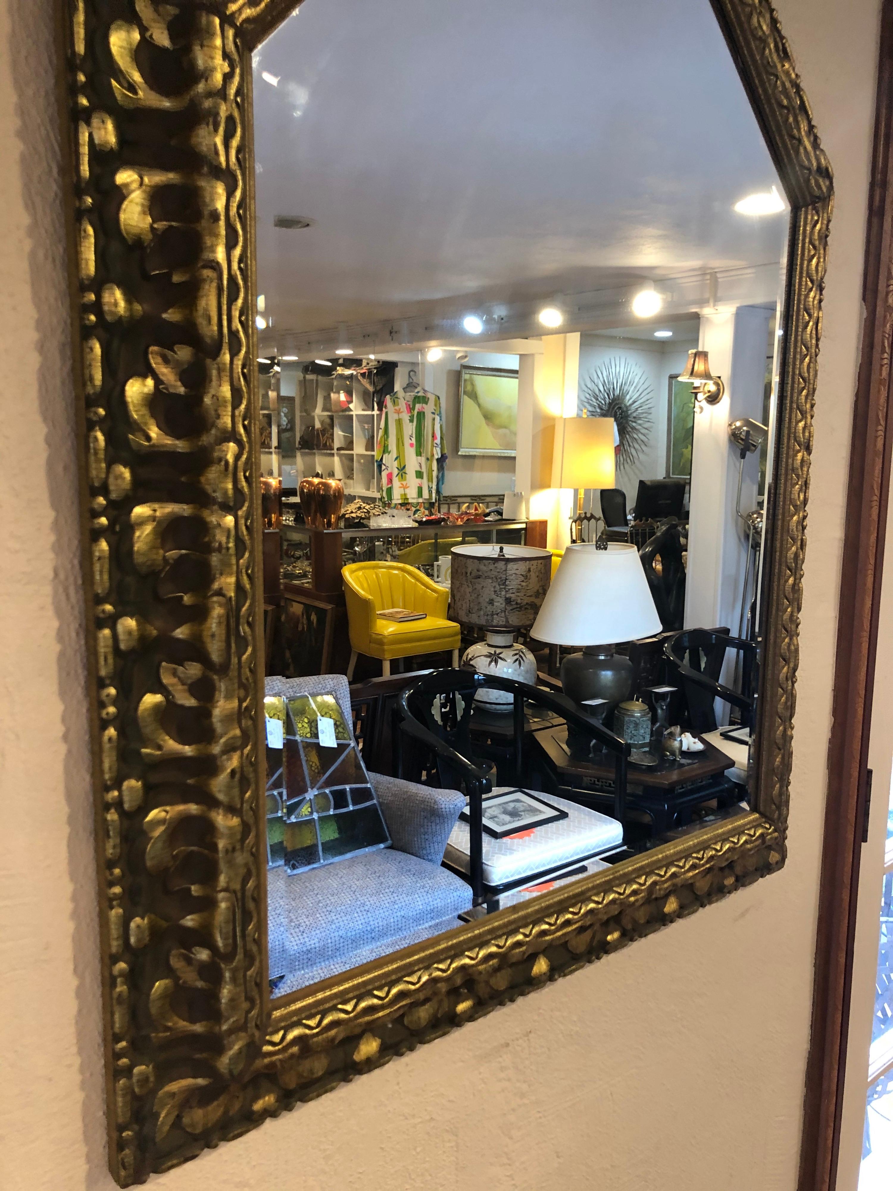 Miroir en bois sculpté à la feuille d'or en vente 1