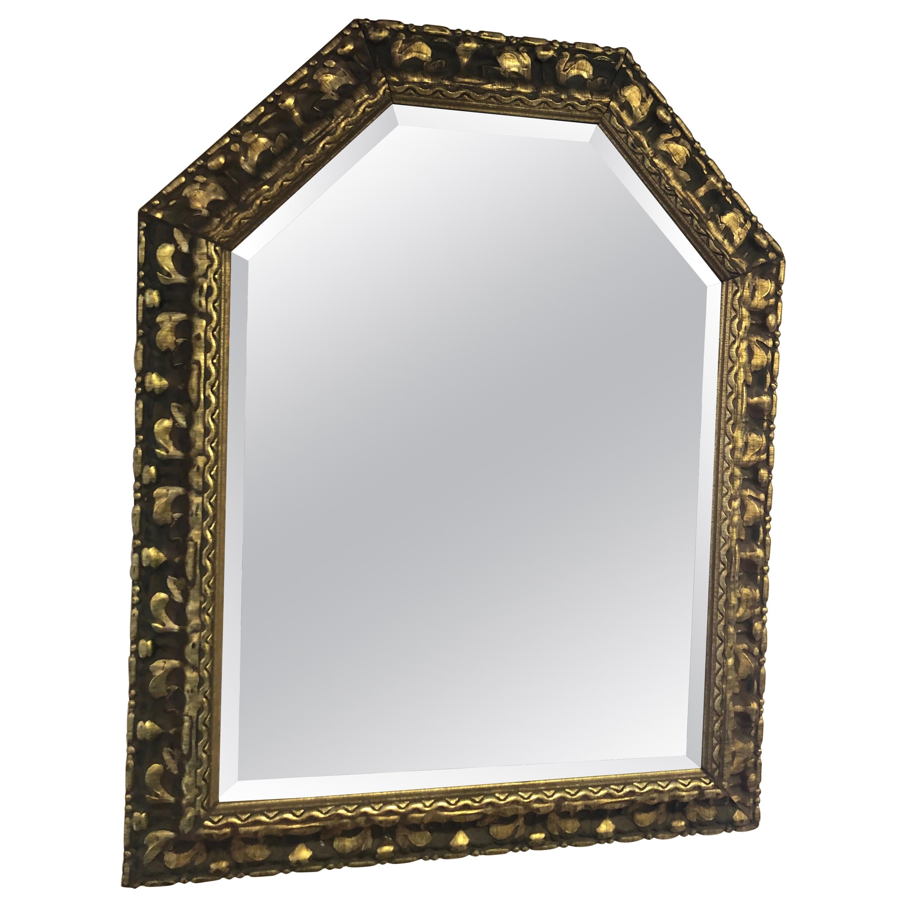 Miroir en bois sculpté à la feuille d'or