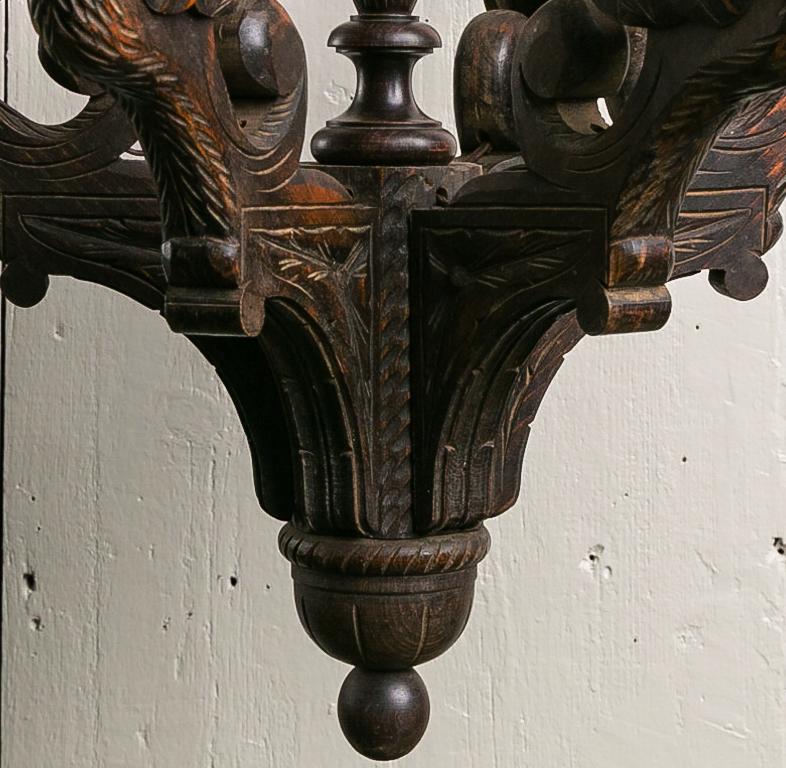Ce lustre néogothique en bois sculpté a été récemment câblé aux États-Unis. Je pense qu'il s'agit de pin, mais je n'en suis pas tout à fait sûr.