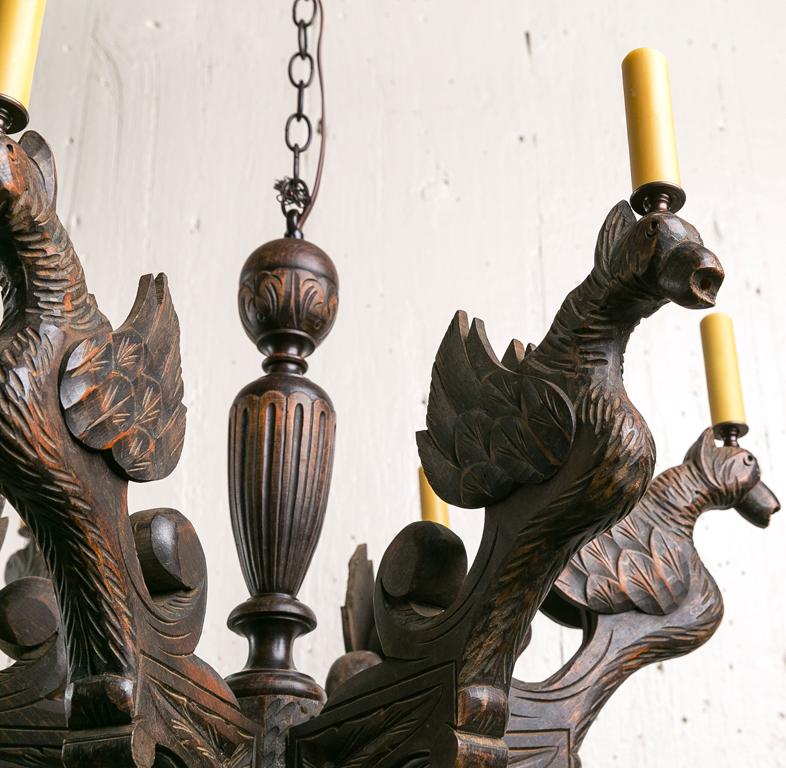 Français Lustre gothique en bois sculpté avec gregoyles en vente