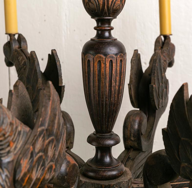 Geschnitzter gotischer Holzkronleuchter mit Gargoyles im Zustand „Gut“ im Angebot in Houston, TX