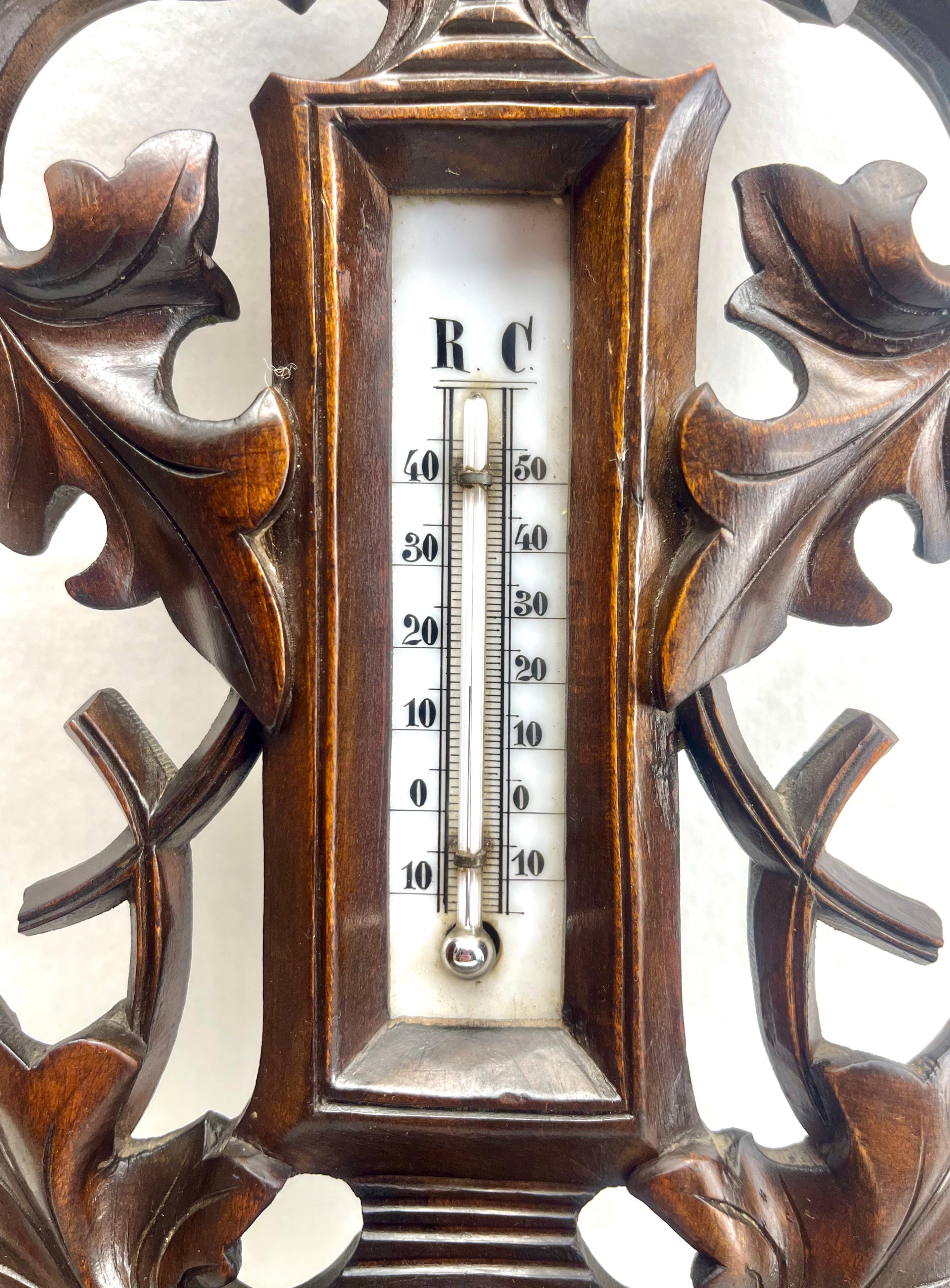 Schnitzerei aus Holz G Tart Lüttich antike Belgien Barometer mit Thermometer, 1910er Jahre

Ungewöhnliche antike geschnitzt hölzernen Barometer in einem schönen geschnitzten Fall, Funktionsfähigkeit.

Mit freundlichen Grüßen, Geert
