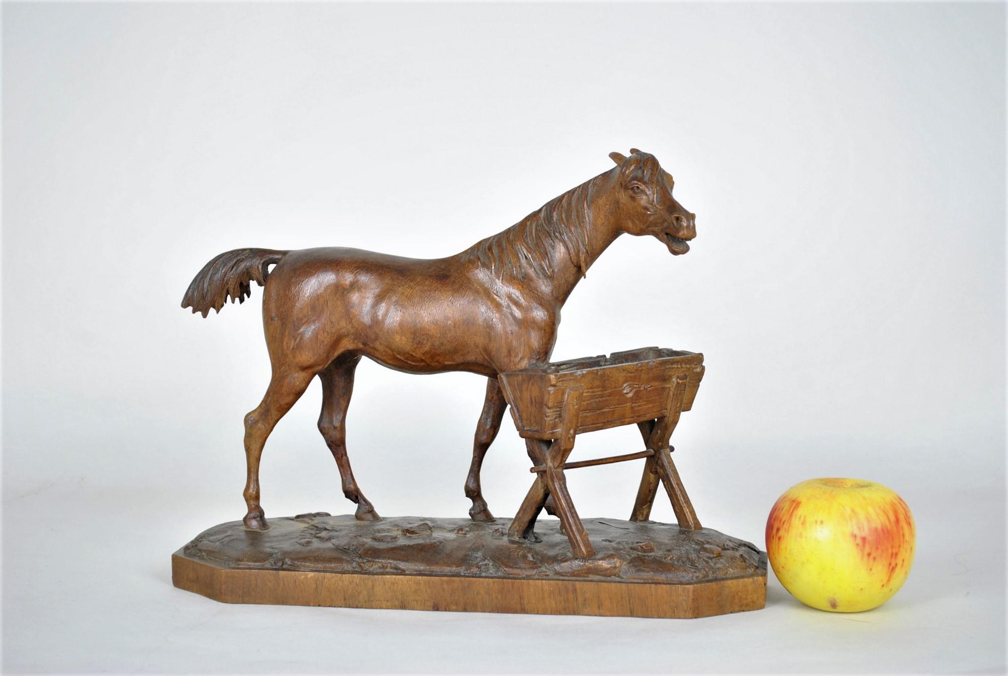Horse in front of a trough, carved wood, work of great finesse and delicacy

Good condition, restorations (almost invisible!) on the legs

Black Forest, similar to the work of Huggler, 19th century.