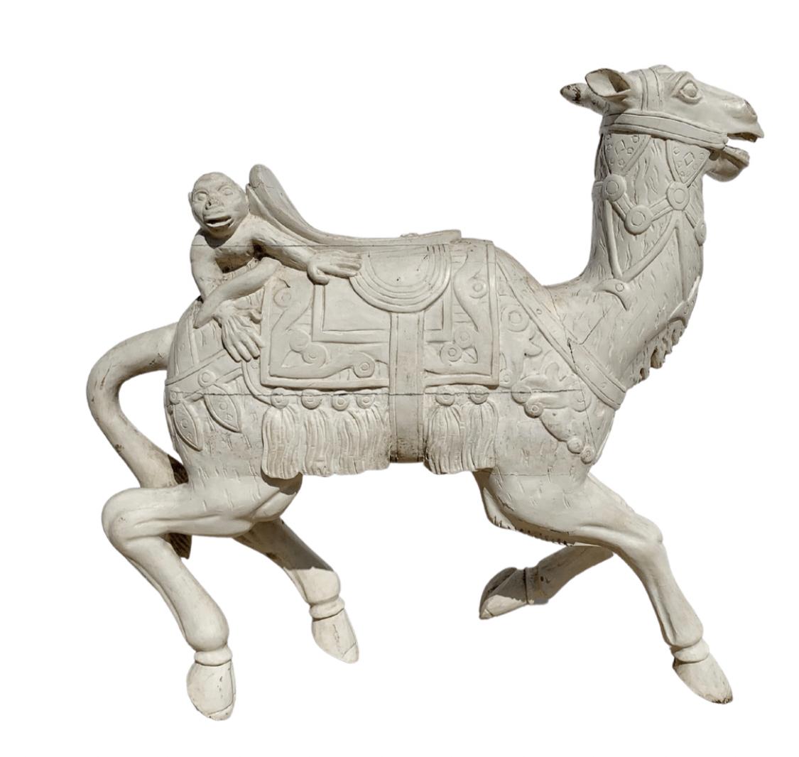 Rare chameau de carrousel en bois sculpté avec un singe sur son dos.
Dans le style de Charles Loof.
Nécessite peu de restauration.
Fait partie d'une collection privée depuis plus de 40 ans.