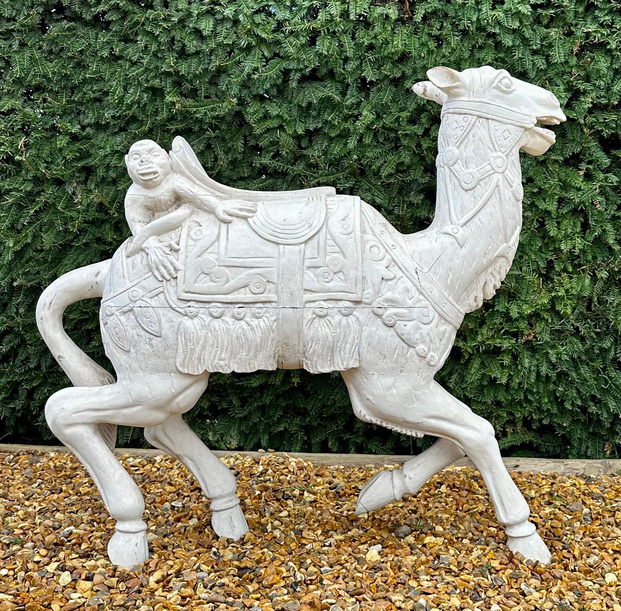 Geschnitzte Jugendstil-Karousel Kamel aus Holz. (20. Jahrhundert) im Angebot