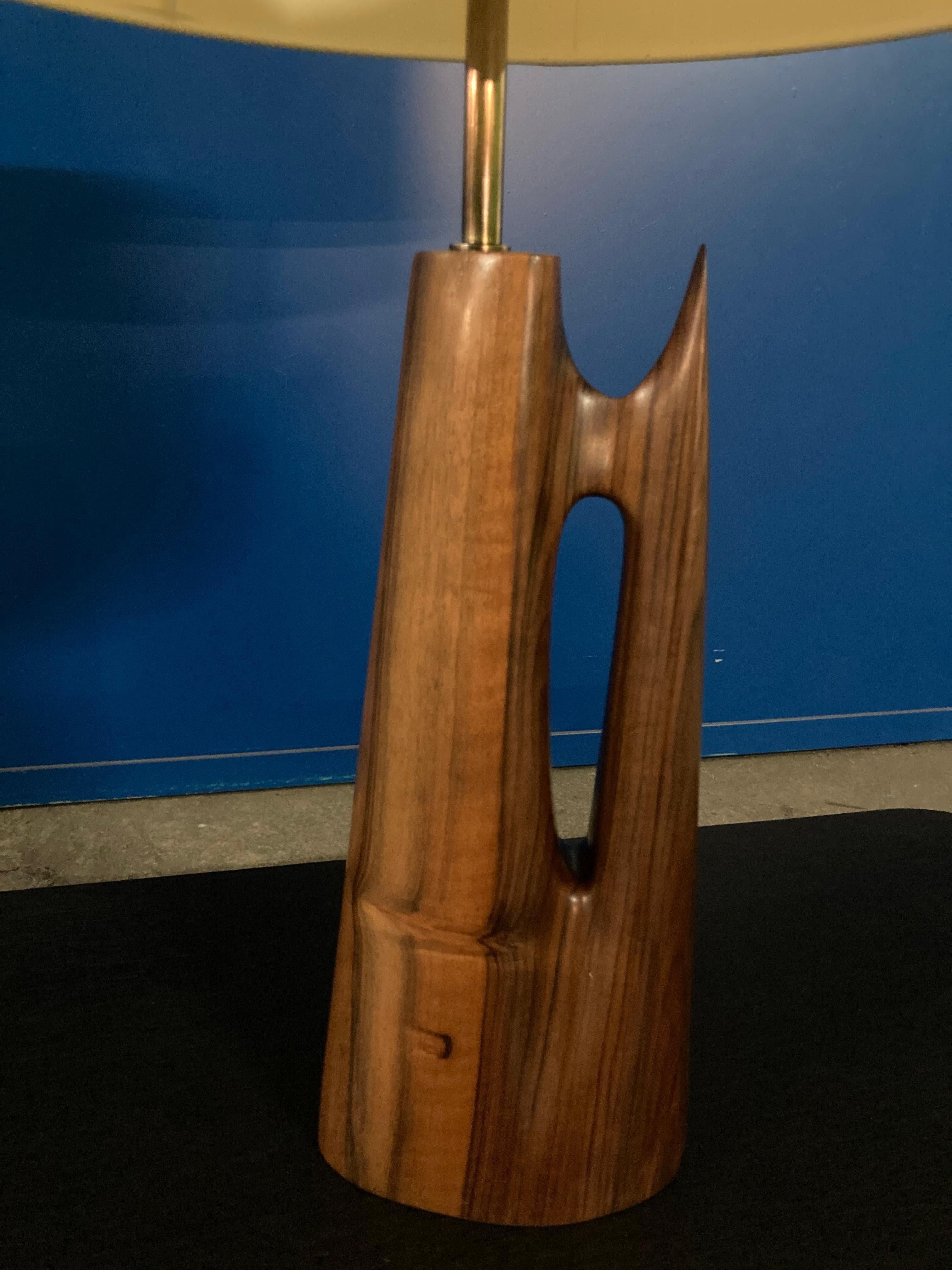Mid-Century Modern Lampe en bois sculpté, pièce unique, œuvre française en vente