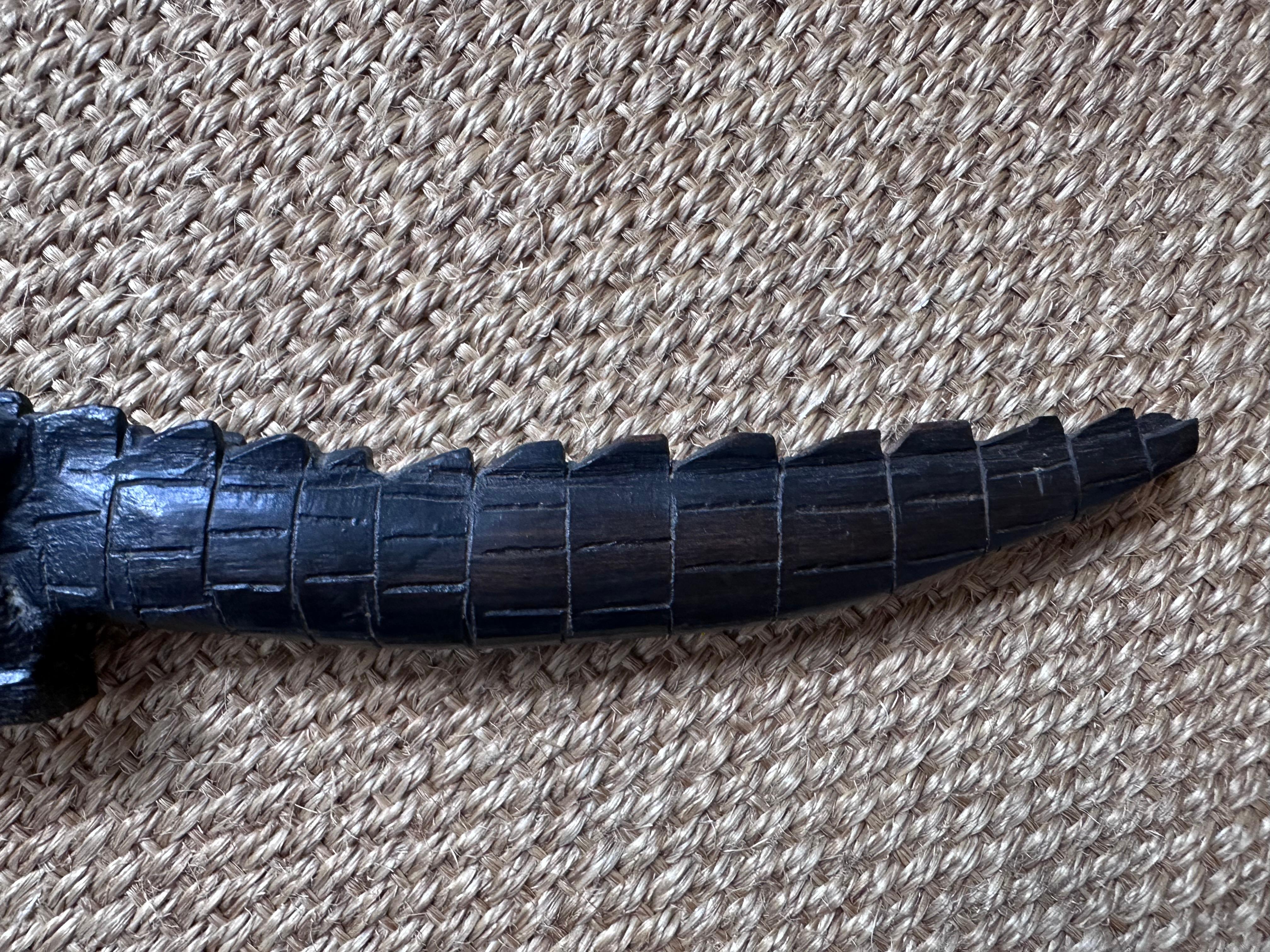 Alligator linéaire en bois sculpté Bon état - En vente à Baton Rouge, LA