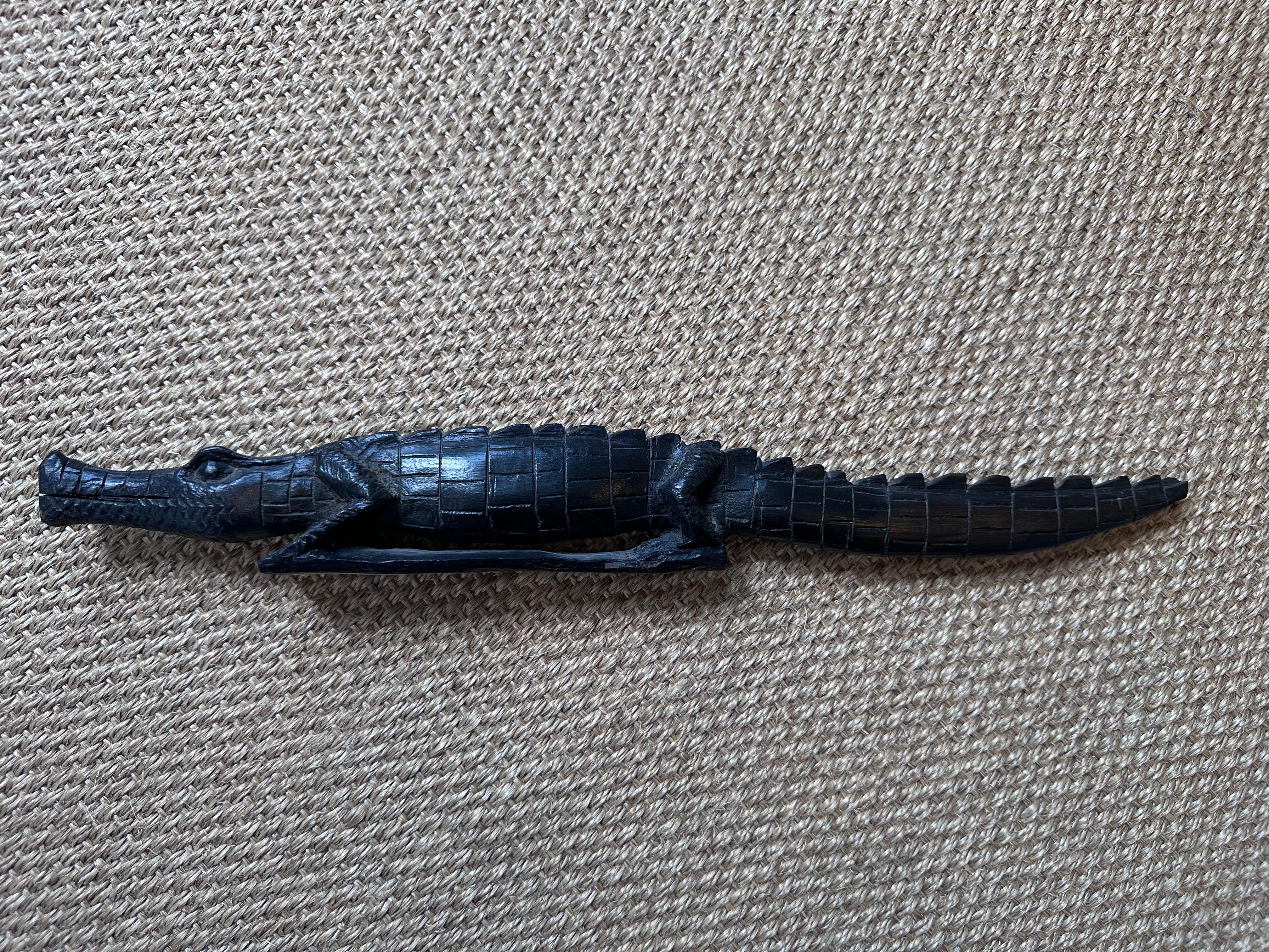 20ième siècle Alligator linéaire en bois sculpté en vente