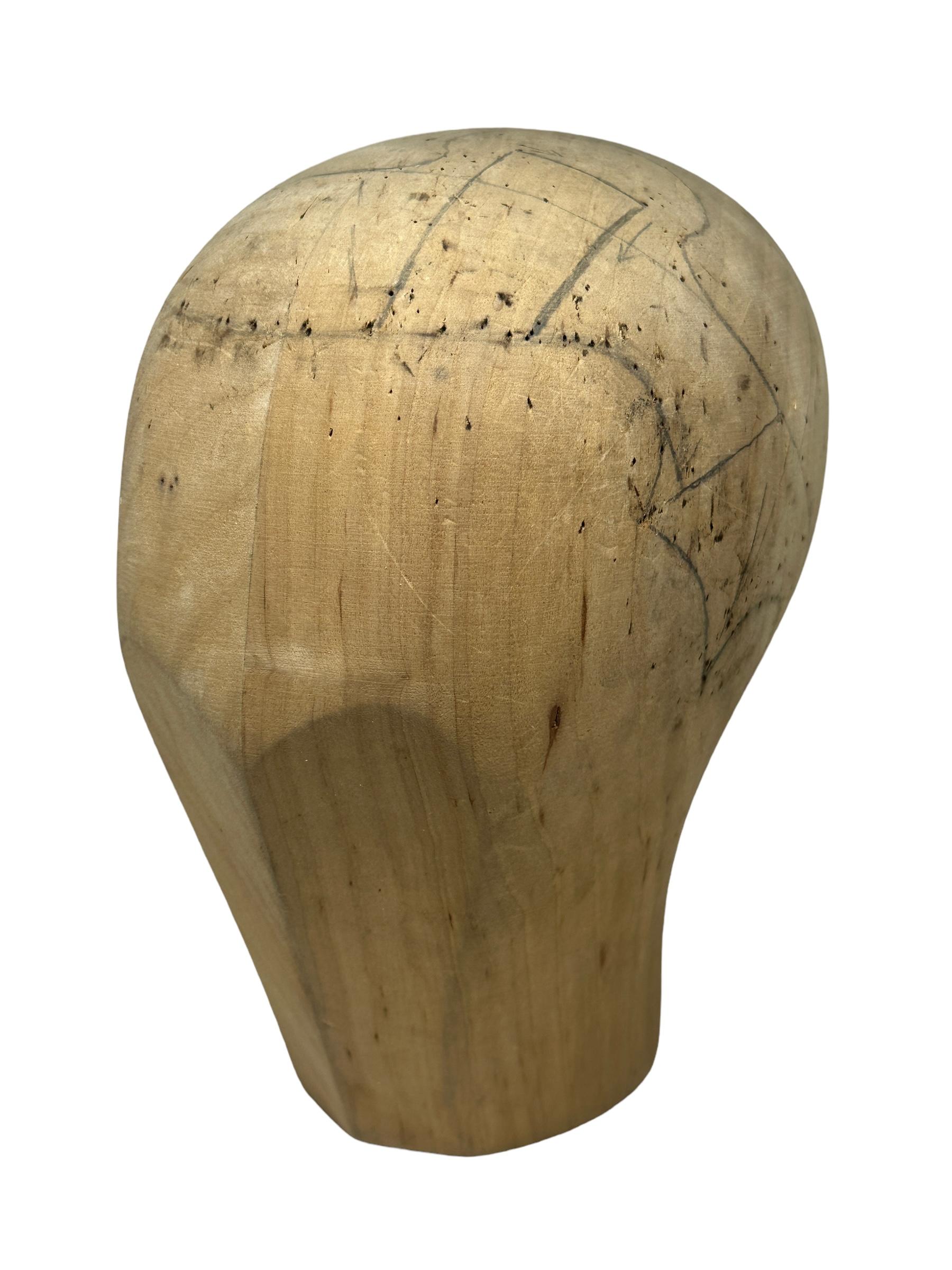 Adorable tête unique sculptée en bois. Autriche, années 1920 ou plus anciennes. Objet de décoration idéal, utilisé dans la présentation et la fabrication de chapeaux. Sculptée à la main dans du bois. Belle pièce d'exposition dans n'importe quelle