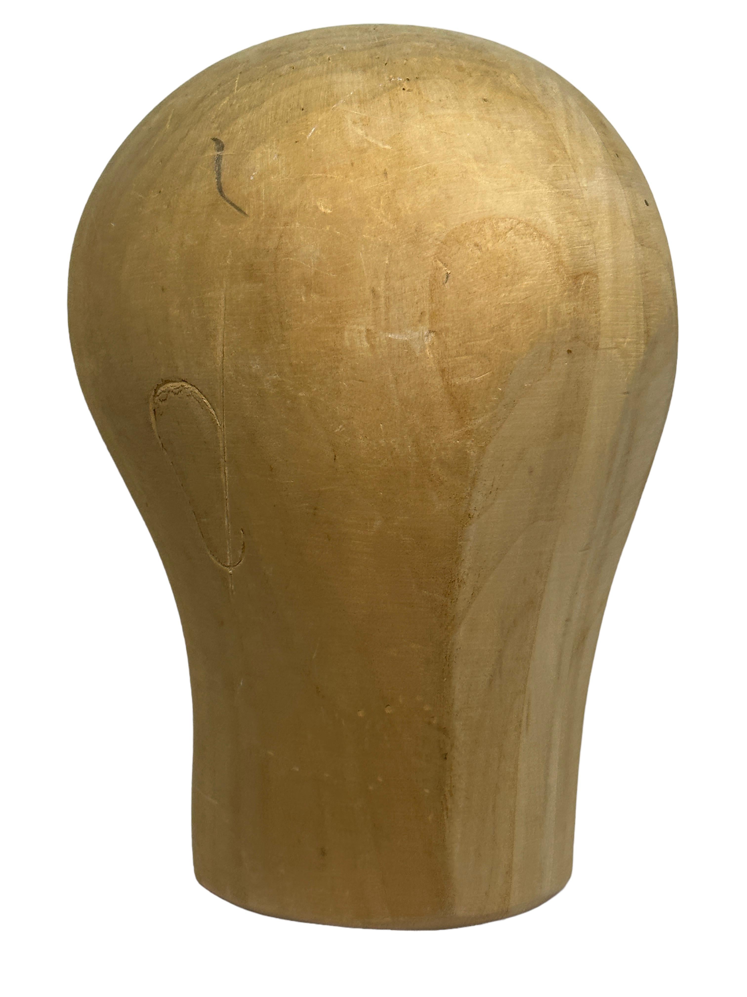 Bezaubernder einzigartiger holzgeschnitzter Kopf. Deutschland, 1960er Jahre. Idealer Dekorationsartikel, der zum Ausstellen und Herstellen von Hüten verwendet wird. Handgeschnitzt aus Holz. Ein schönes Ausstellungsstück für jeden Raum. Gefunden bei