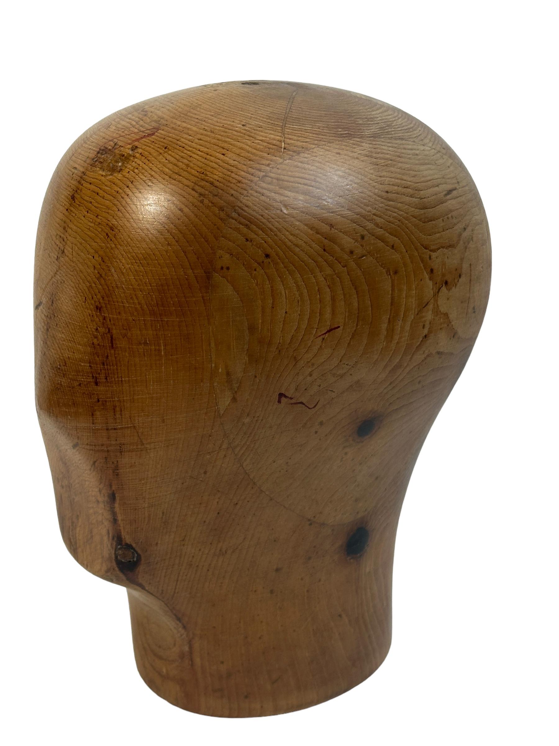Adorable tête unique sculptée en bois. Italie, années 1930 ou plus anciennes. Objet de décoration idéal, utilisé dans la présentation et la fabrication de chapeaux. Sculptée à la main dans du bois. Belle pièce d'exposition dans n'importe quelle