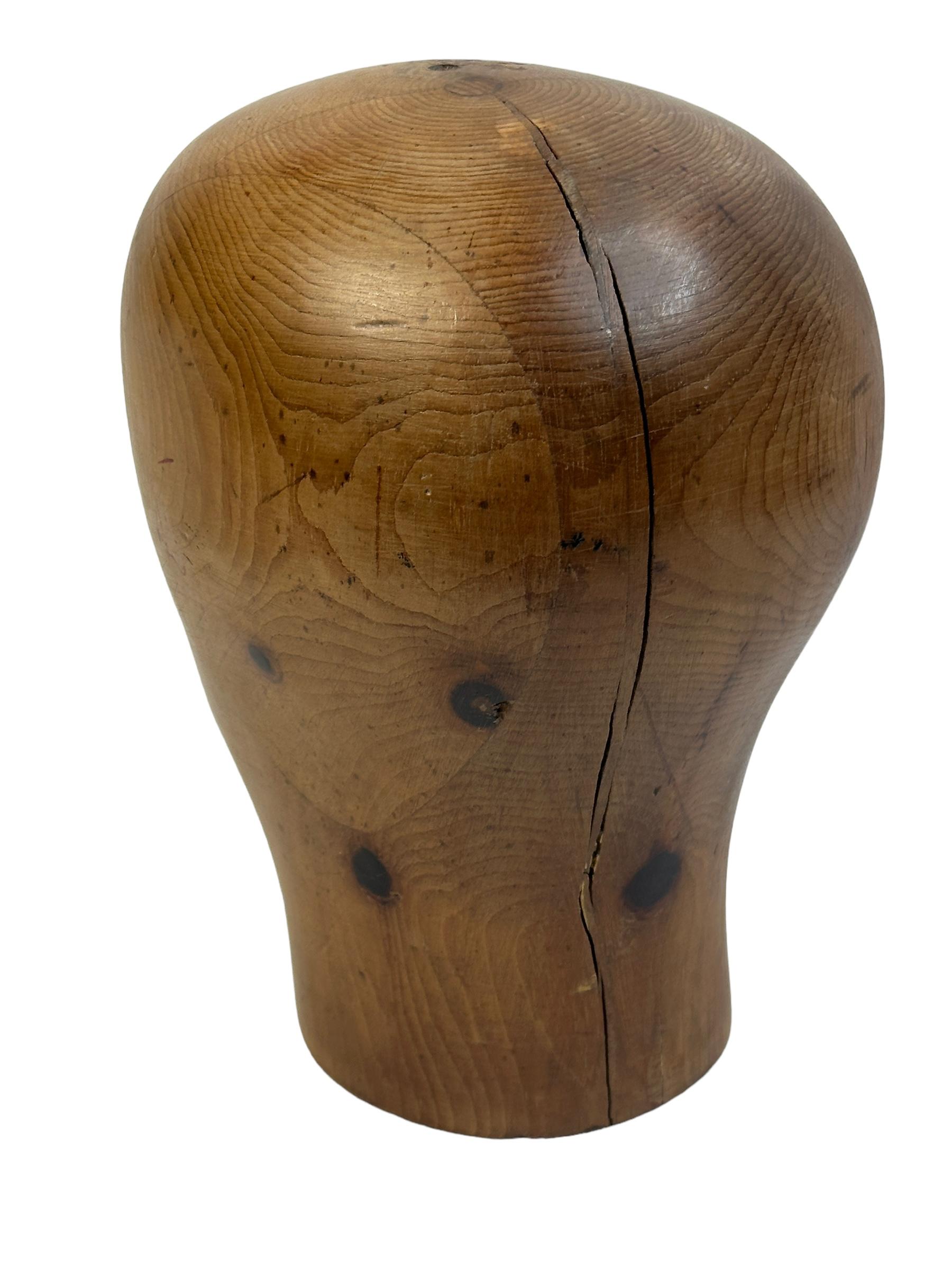Carved Wooden Milliners Head, Vintage Italy, circa 1930s In Good Condition For Sale In Nuernberg, DE