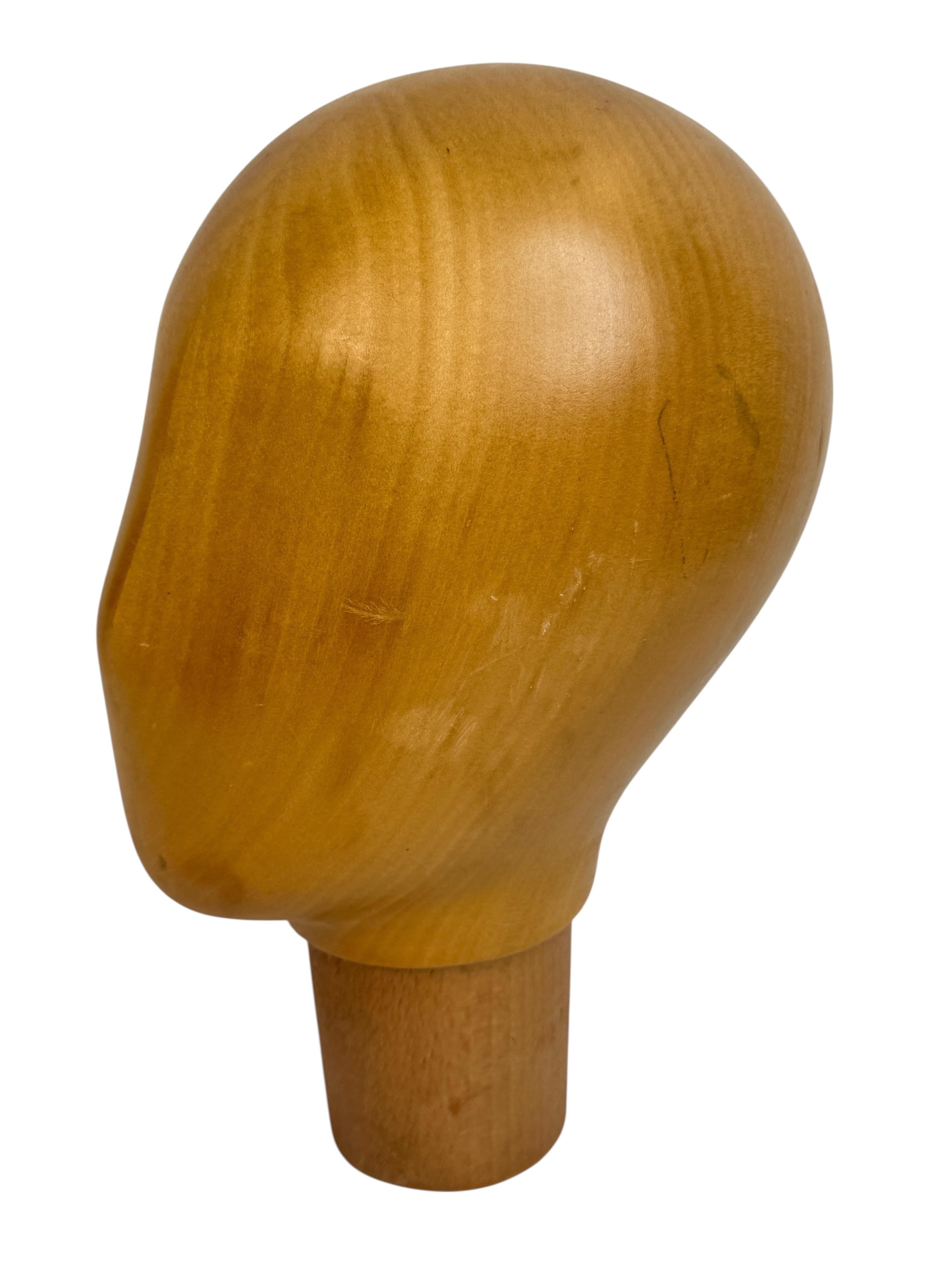 Carved Wooden Milliners Mannequin Head, Vintage Italy, circa 1960s In Good Condition For Sale In Nuernberg, DE