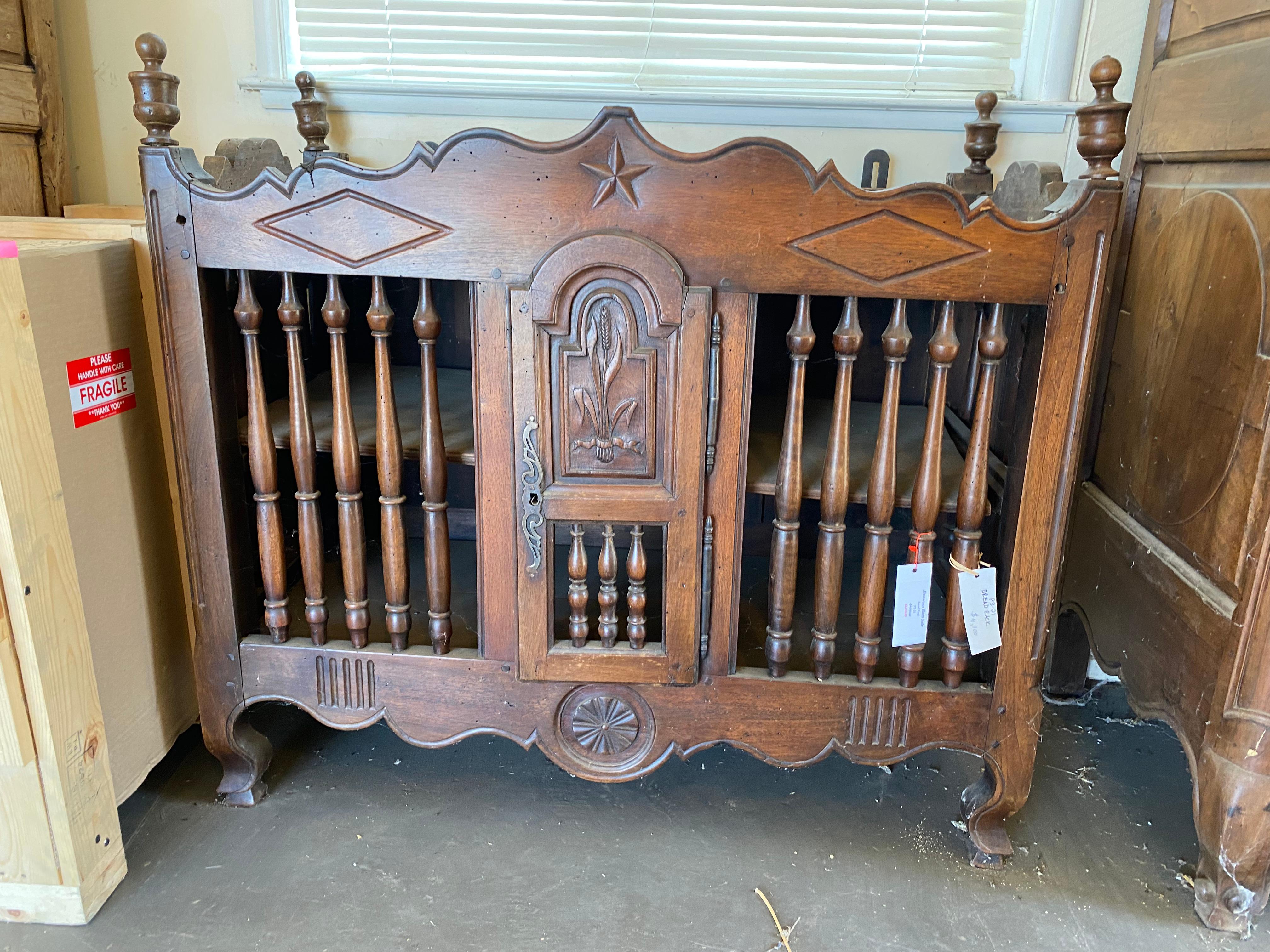 Panatier in legno intagliato In condizioni ottime in vendita a Napa, CA