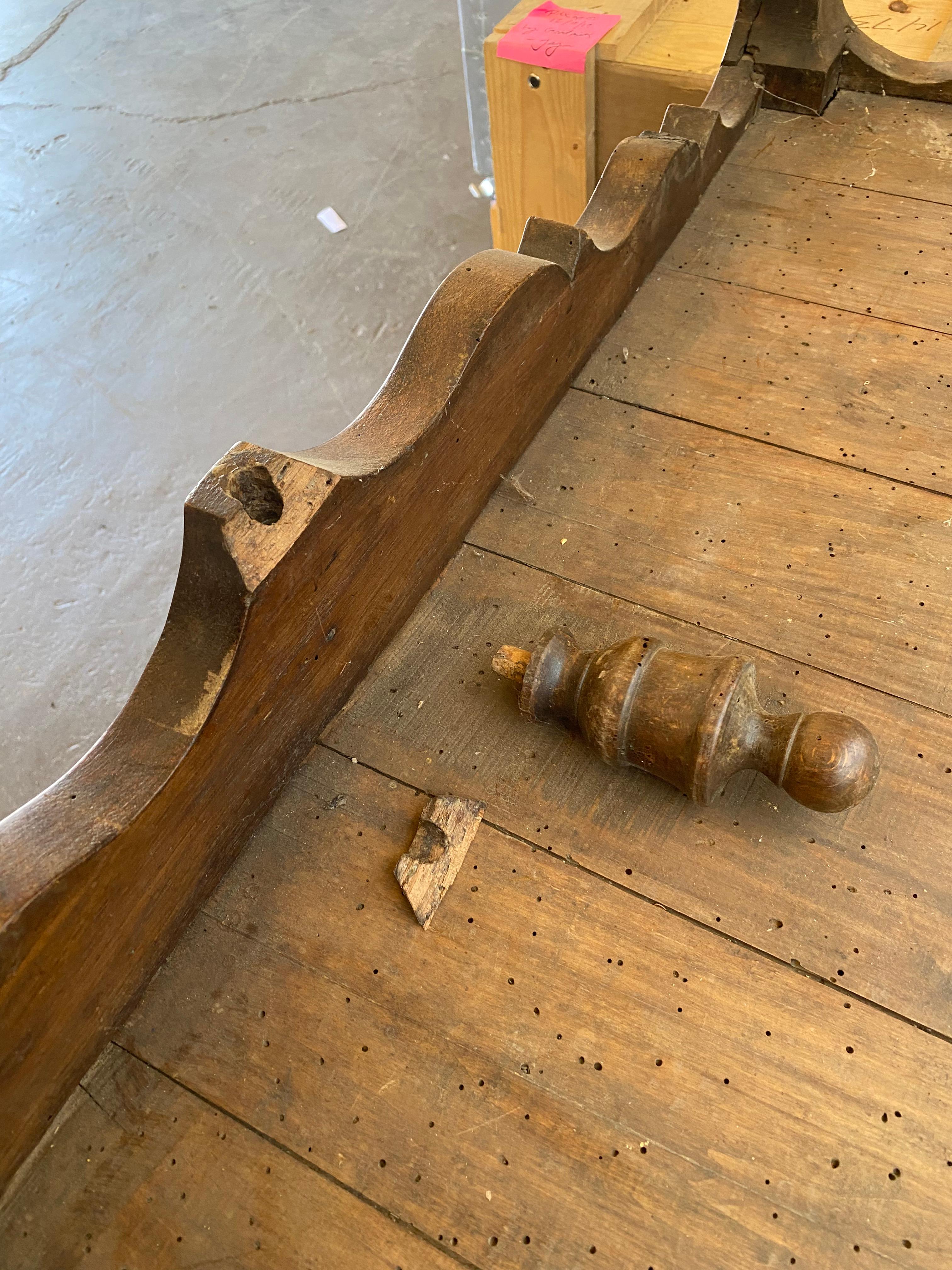 Panatier in legno intagliato in vendita 1