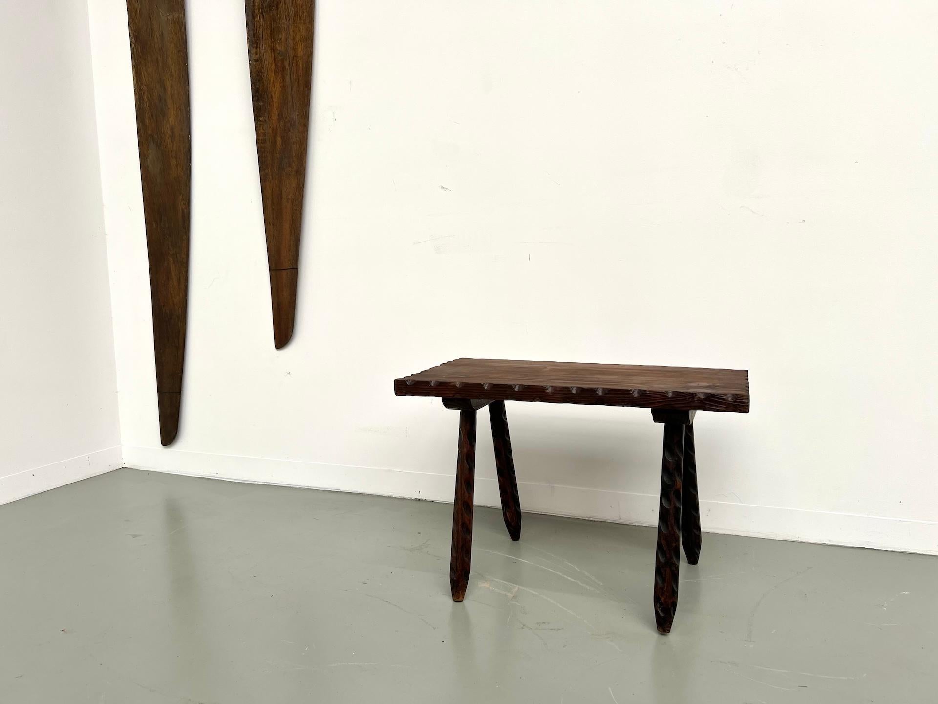 La MAISON LECAN présente ce cache-pot en bois sculpté, dans l'esprit de Charles Dudouyt, réalisé dans les années 1940-50.

Son plateau en pin massif, aux bords festonnés et aux détails sculptés à la main, repose sur quatre pieds effilés qui se