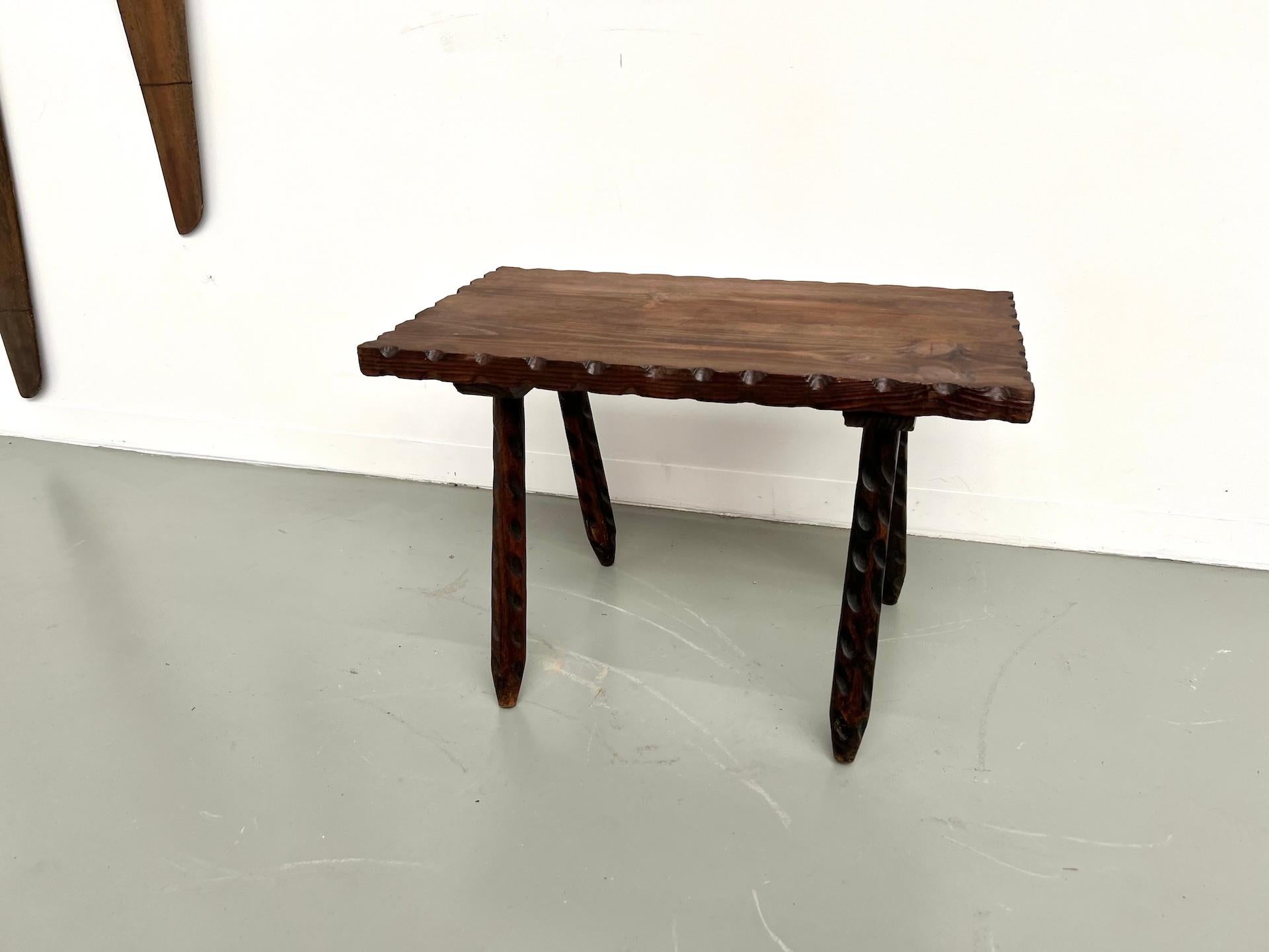 Art déco Support à plantes ou table basse en bois sculpté en vente