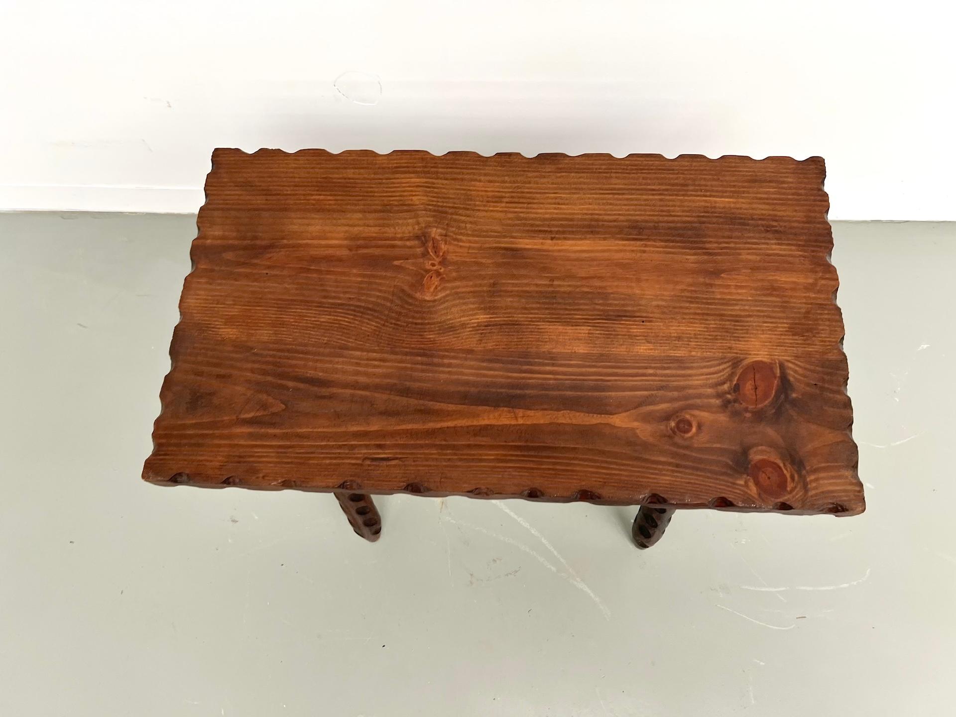 Support à plantes ou table basse en bois sculpté Bon état - En vente à LYON, FR
