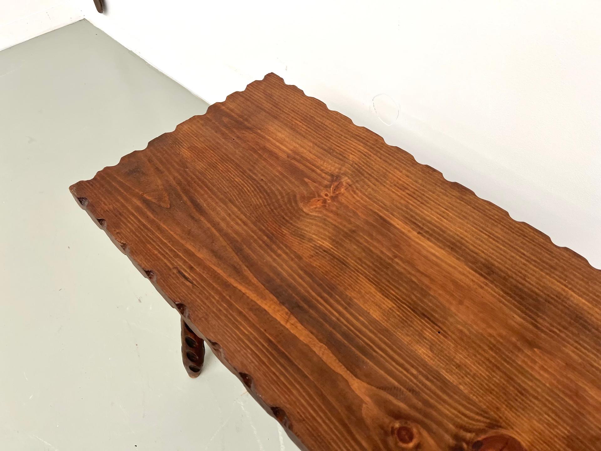 Pin Support à plantes ou table basse en bois sculpté en vente