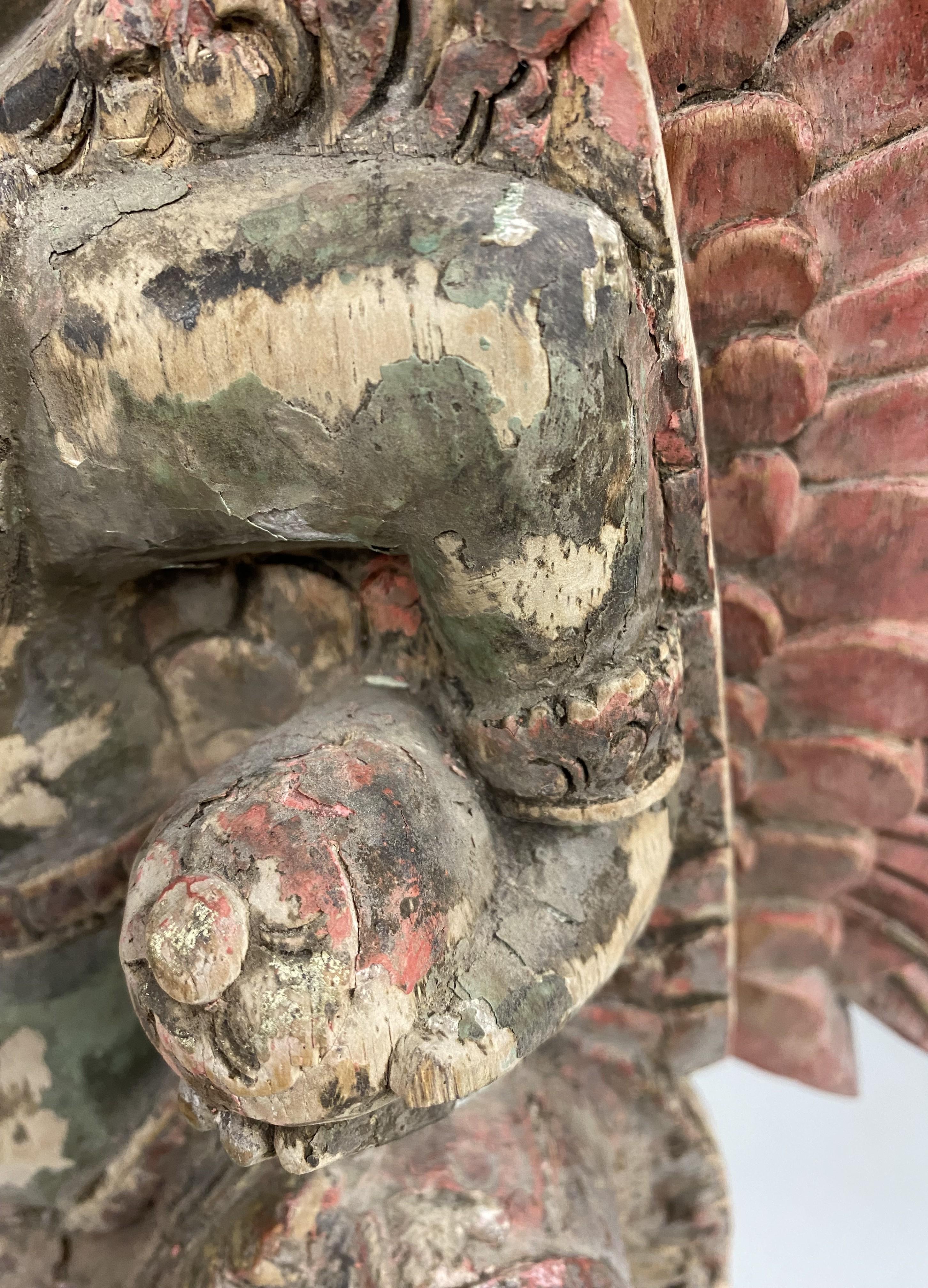Escultura Garuda Balinesa Policromada de Madera Tallada en venta 6