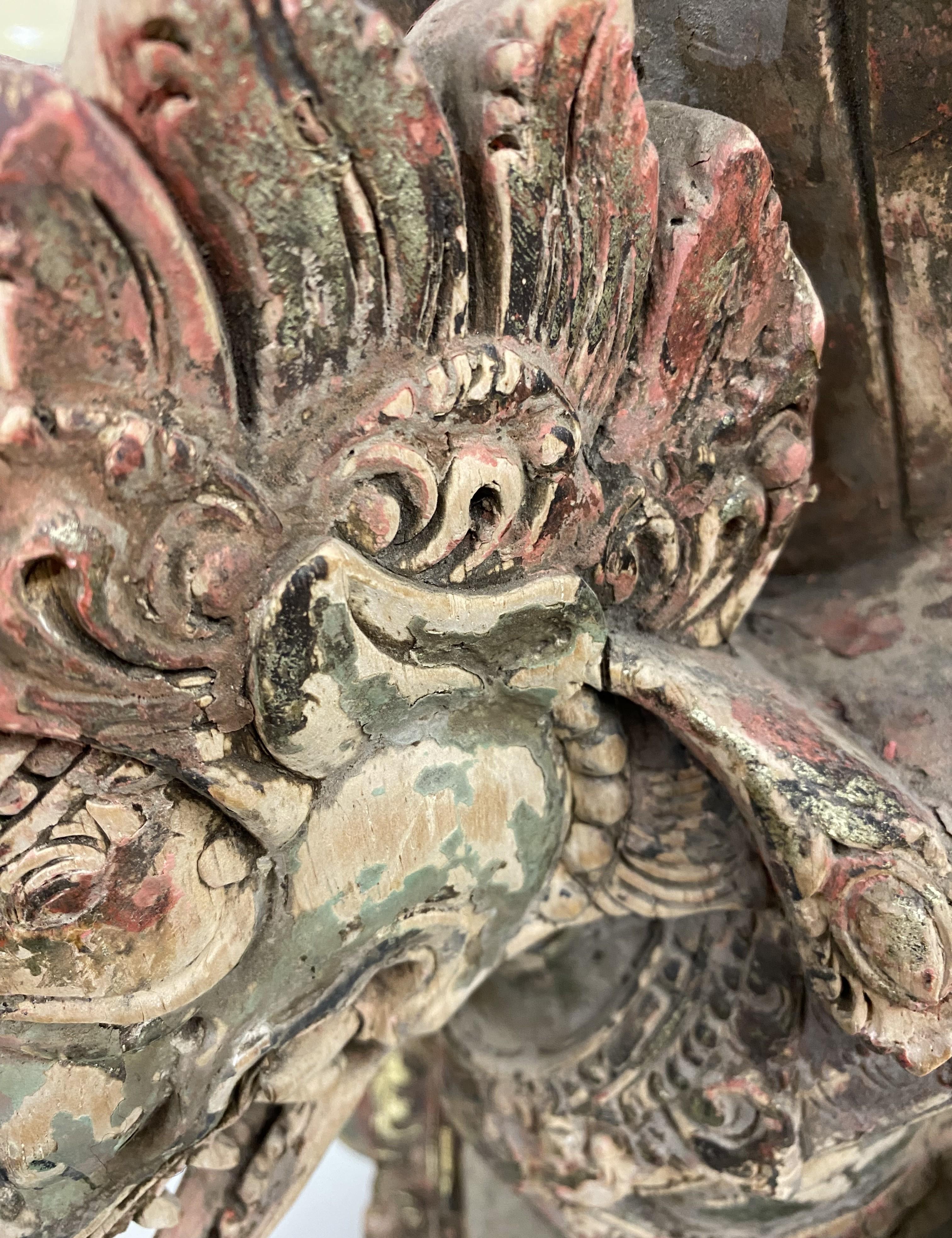 Escultura Garuda Balinesa Policromada de Madera Tallada en venta 7