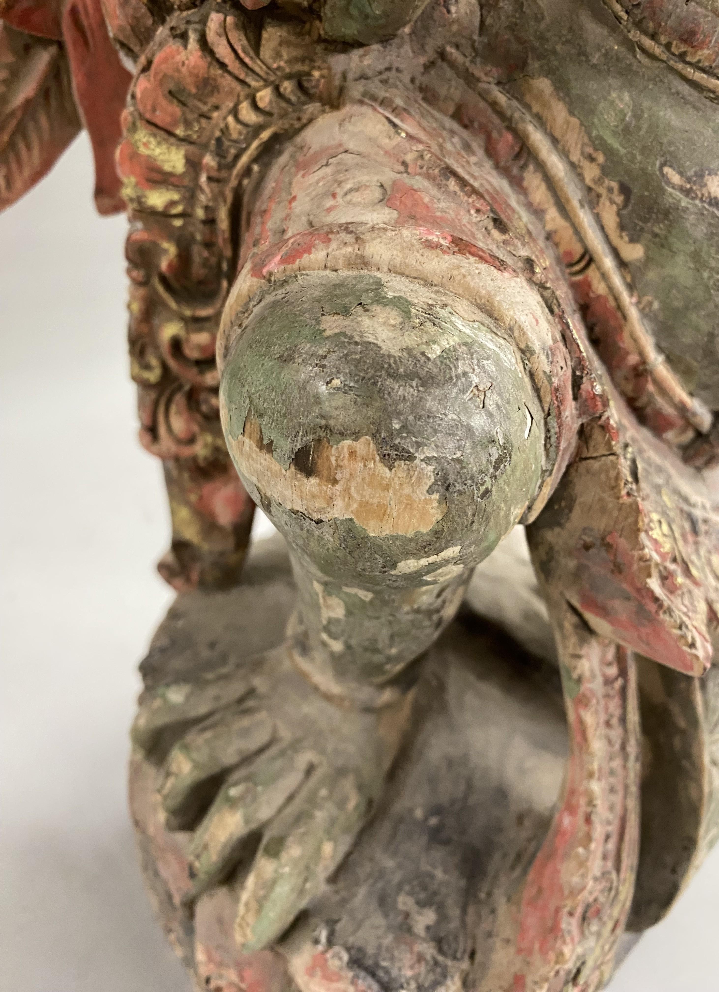 Escultura Garuda Balinesa Policromada de Madera Tallada en venta 8