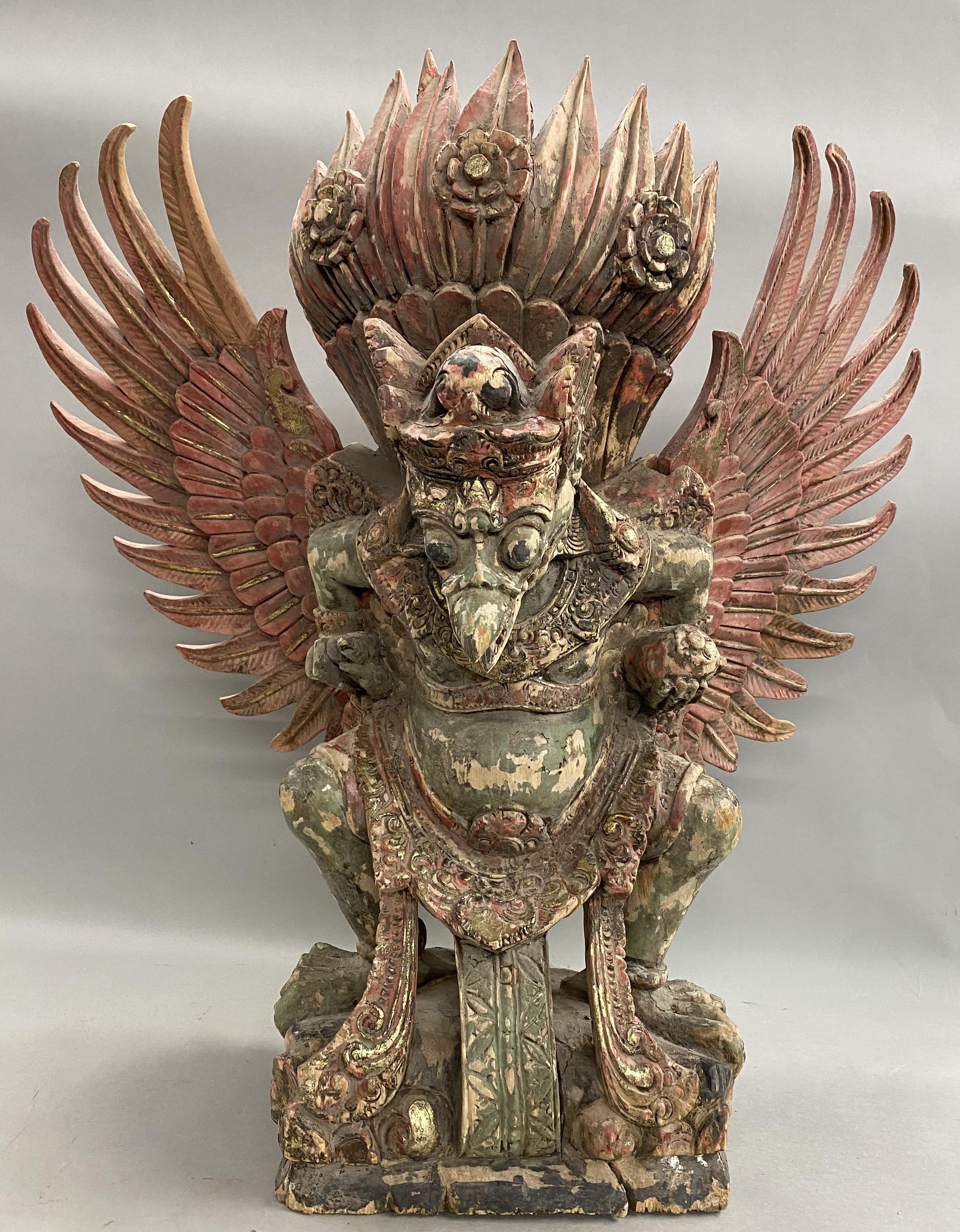 Fina escultura balinesa policromada de madera tallada a mano de Garuda. En la cultura balinesa, Garuda, una criatura divina con rasgos de águila y cuerpo humano, es venerado como 