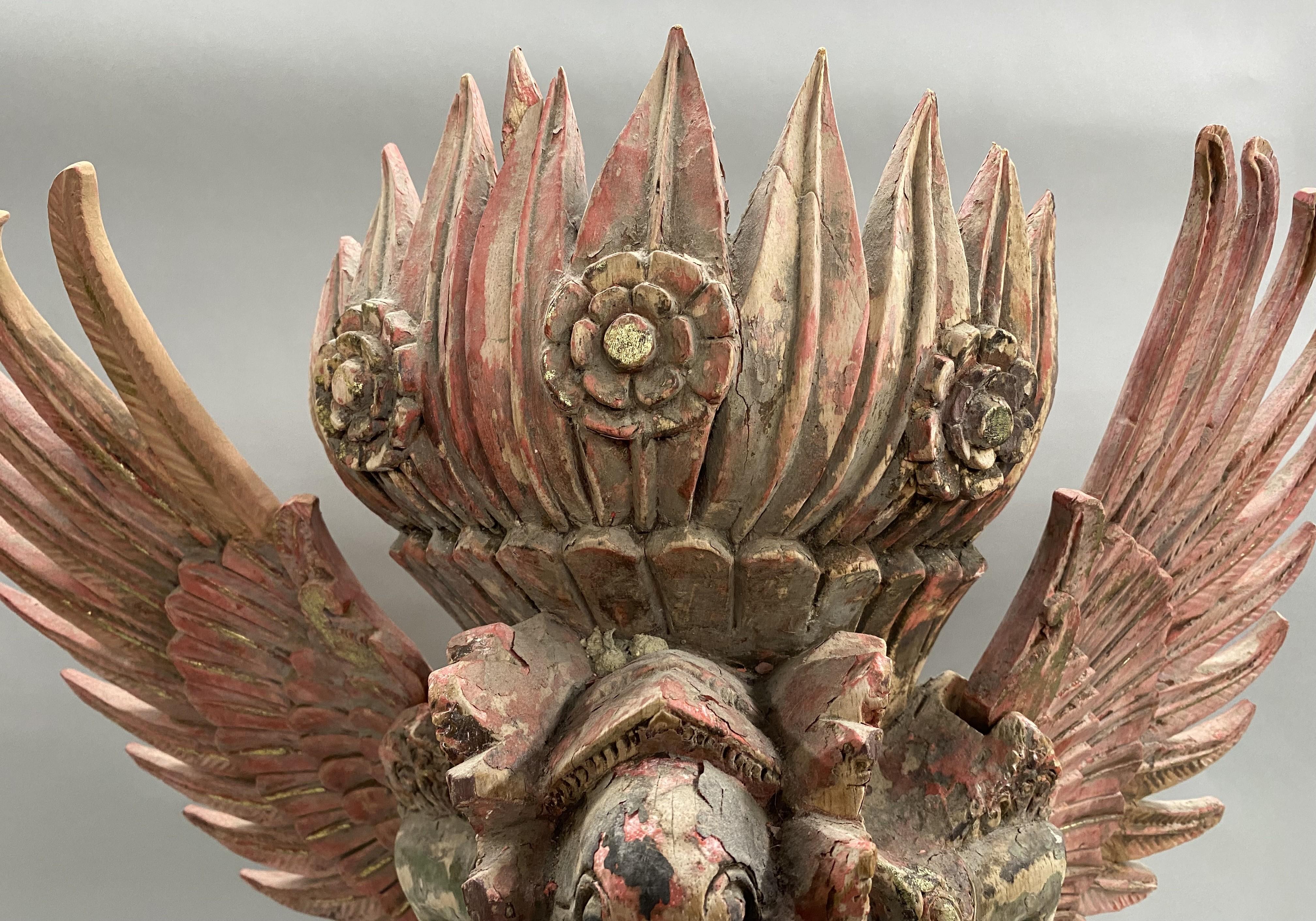 Escultura Garuda Balinesa Policromada de Madera Tallada Balinés en venta