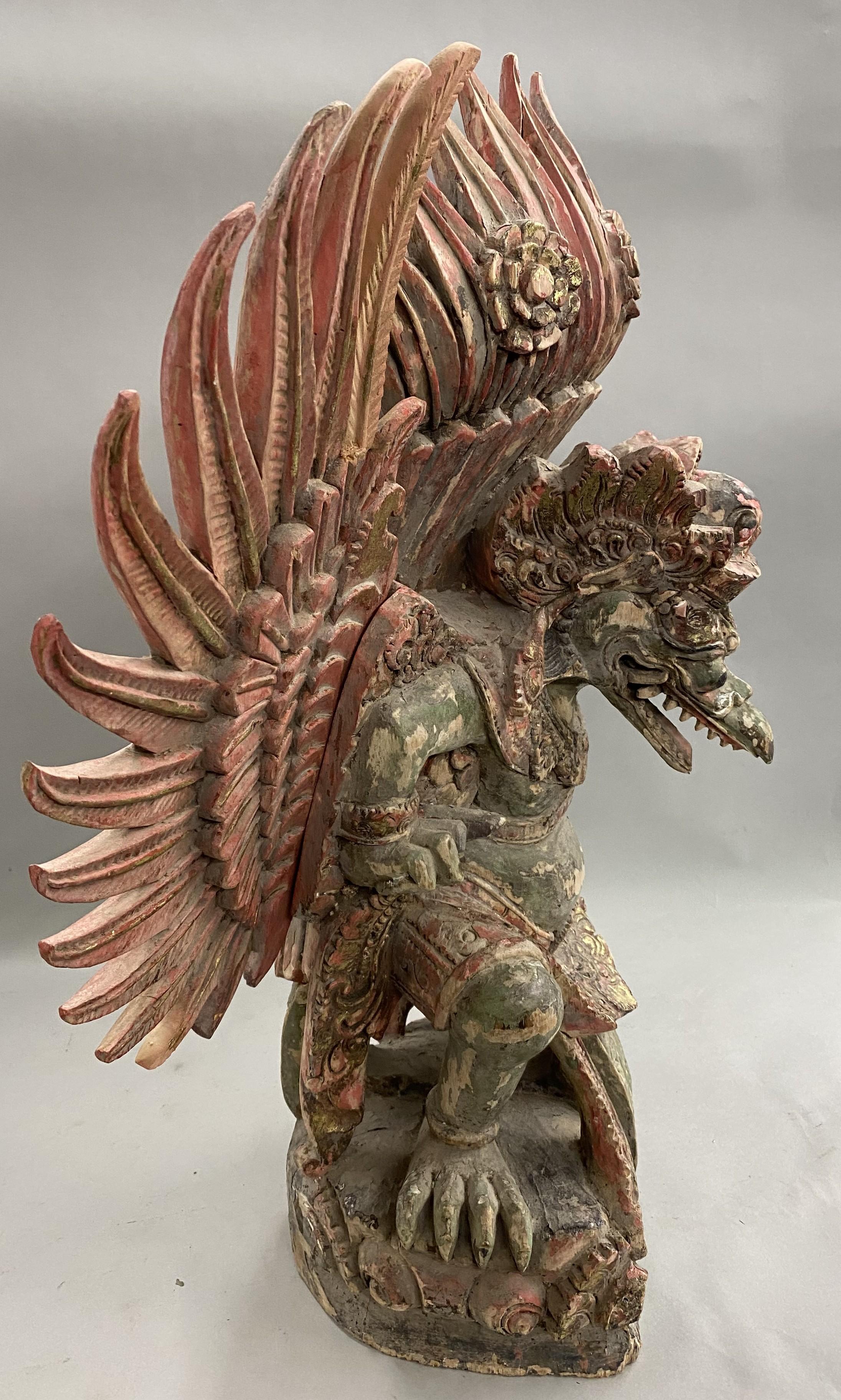 Escultura Garuda Balinesa Policromada de Madera Tallada siglo XIX en venta
