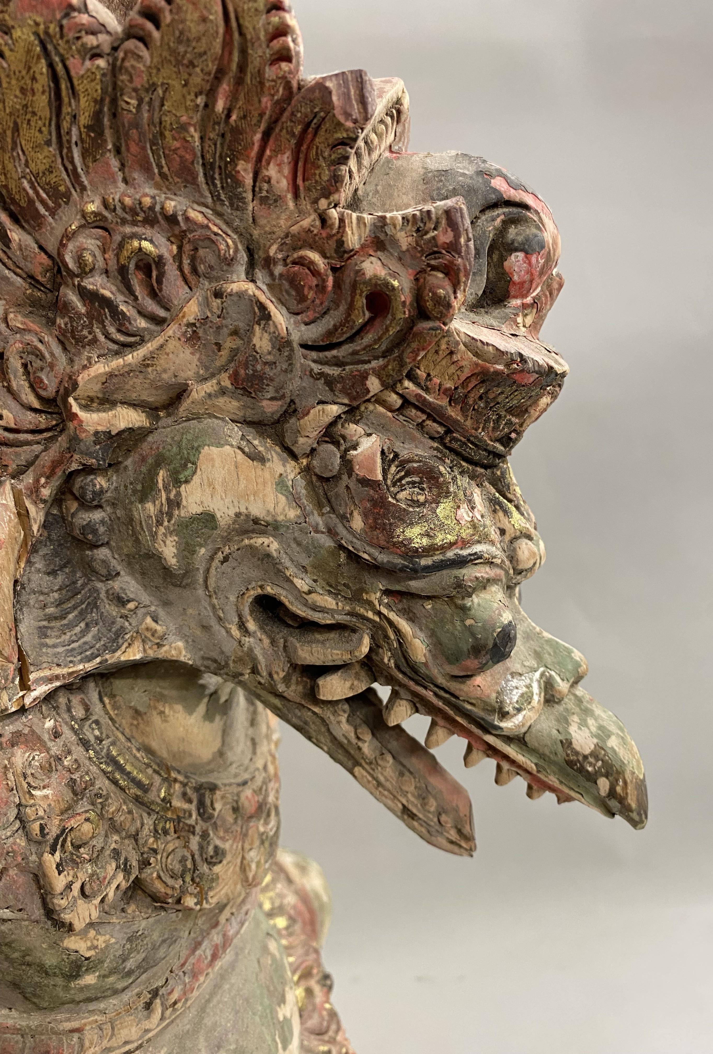 Escultura Garuda Balinesa Policromada de Madera Tallada en venta 1