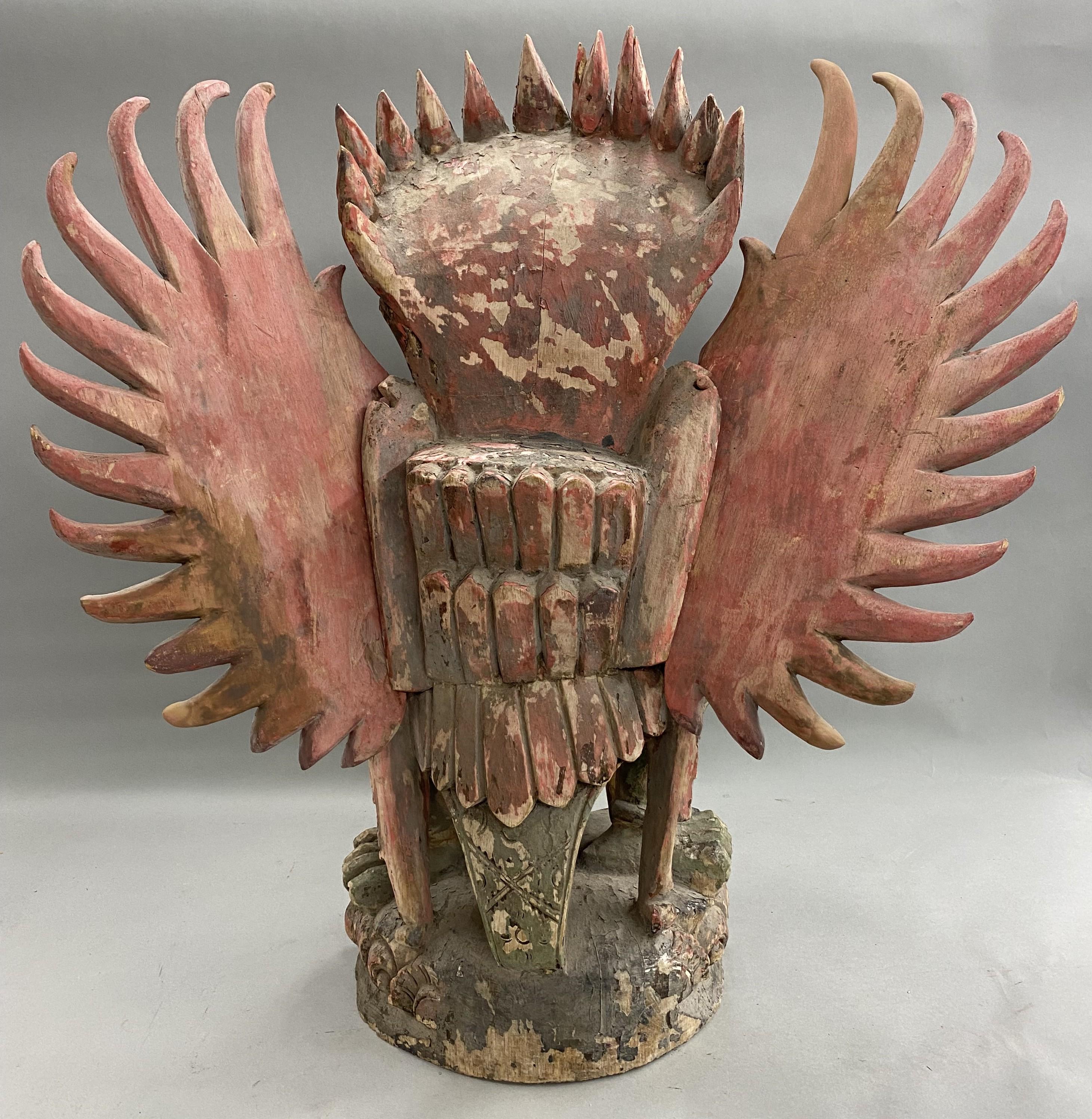 Escultura Garuda Balinesa Policromada de Madera Tallada en venta 2