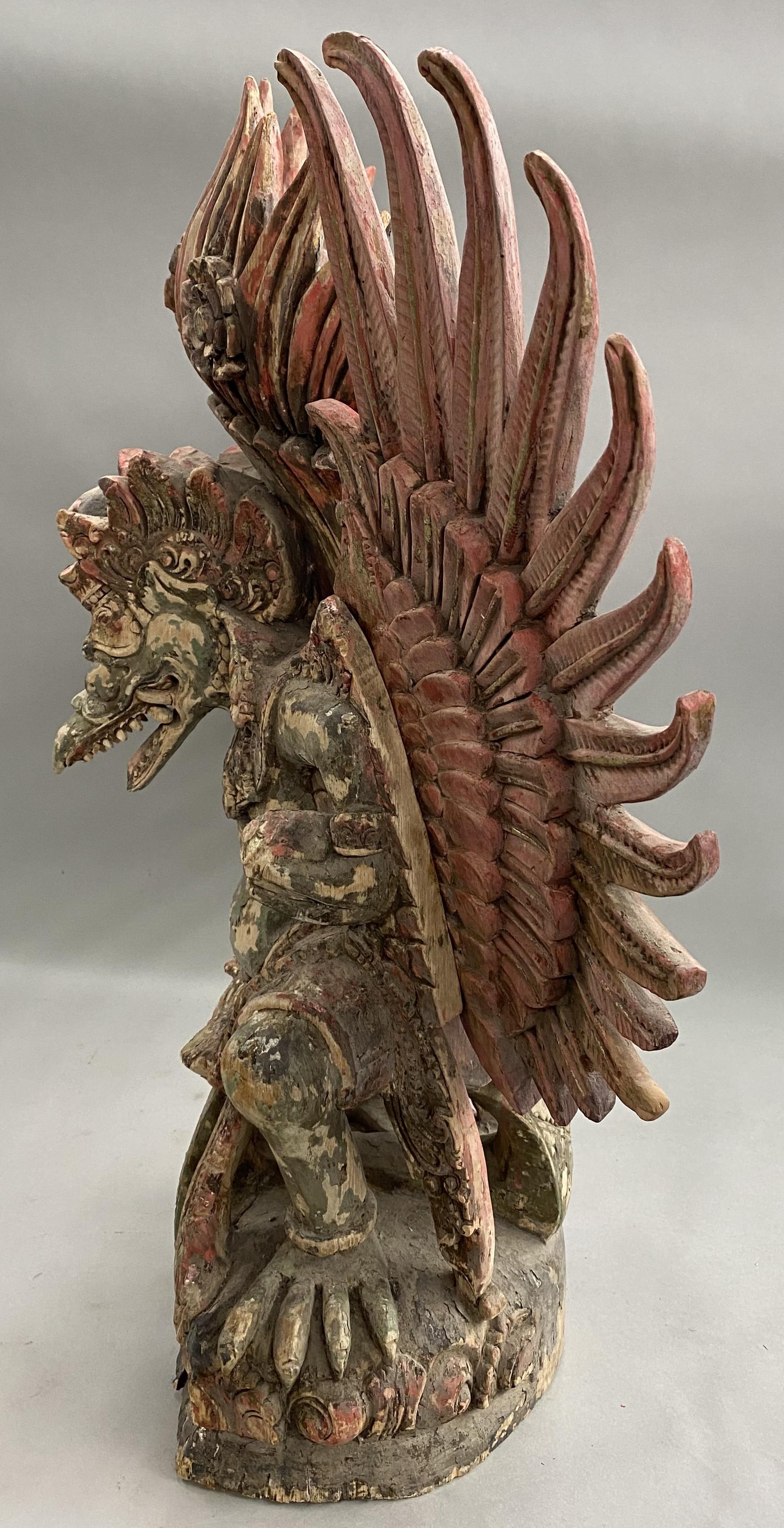 Escultura Garuda Balinesa Policromada de Madera Tallada en venta 3