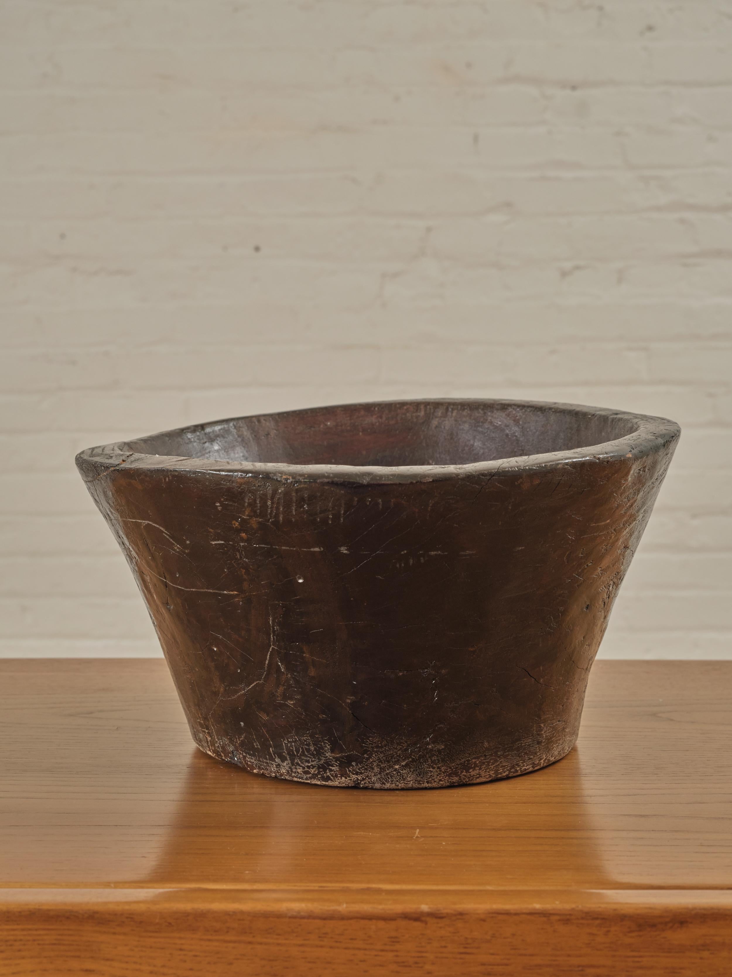 Carved Wooden Primitive Bowl. In Good Condition For Sale In Long Island City, NY