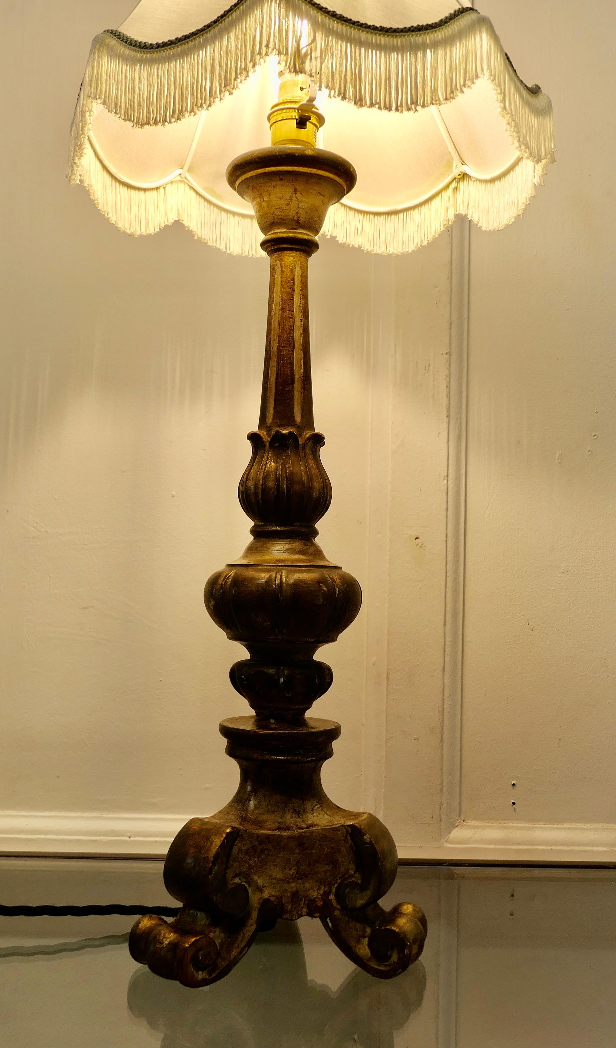 Pin Lampe de bureau Shabby dorée en bois sculpté  Il s'agit d'une belle pièce d'apparat.  en vente