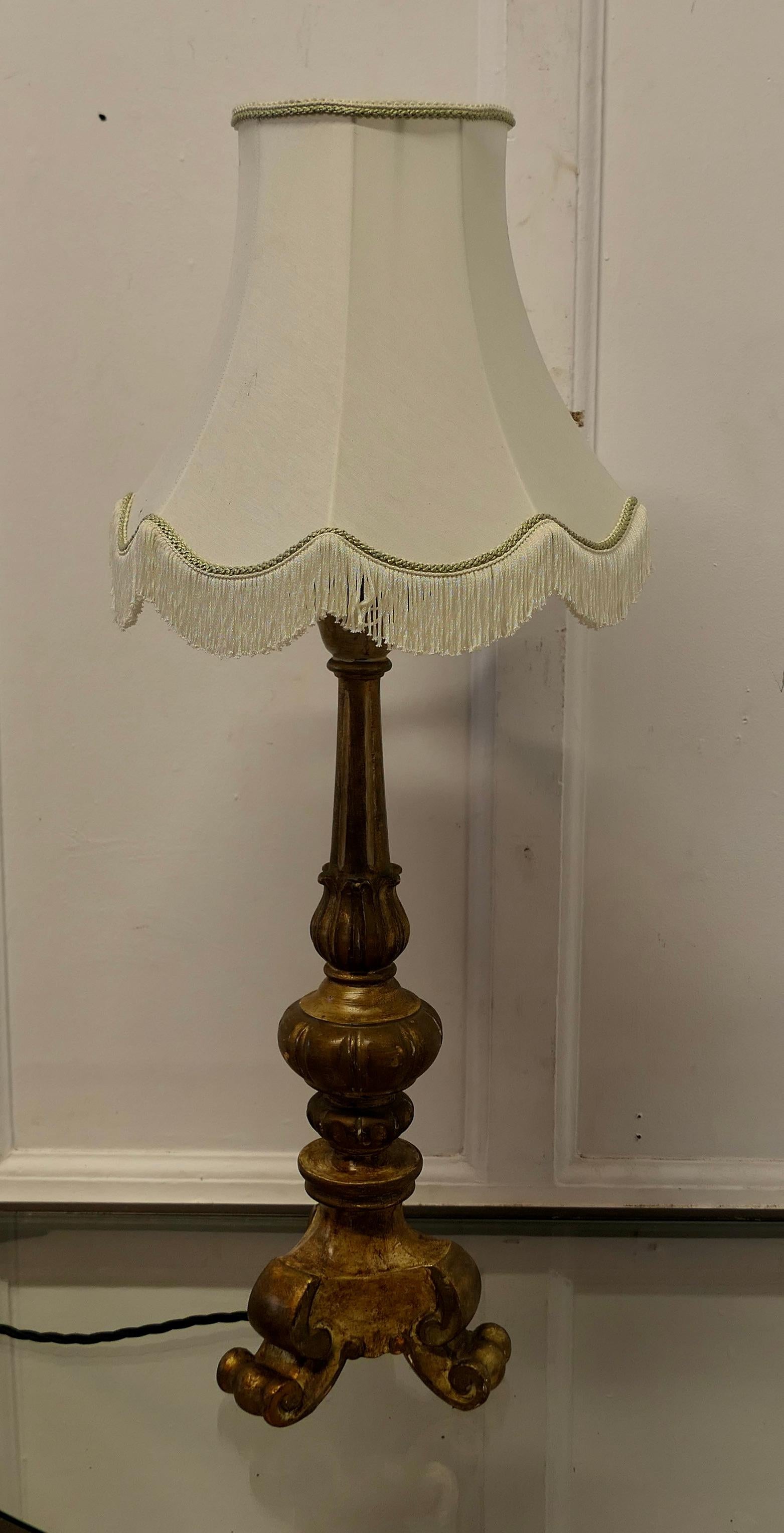 Lampe de bureau Shabby dorée en bois sculpté  Il s'agit d'une belle pièce d'apparat.  en vente 1