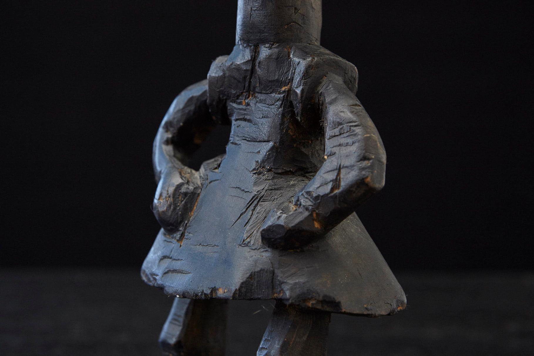 Estatua de madera tallada de una bailarina 