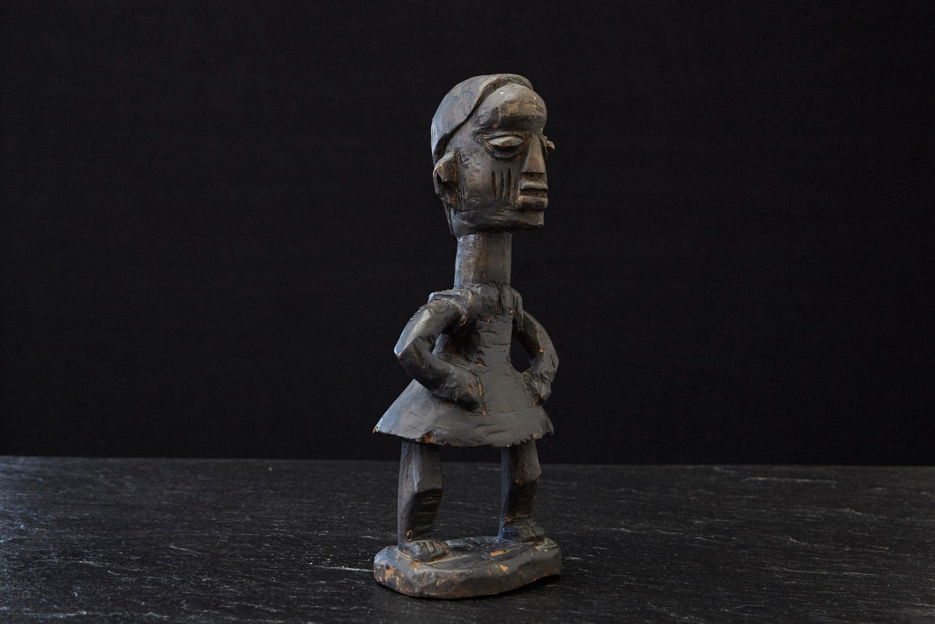 Estatua de madera tallada de una bailarina 