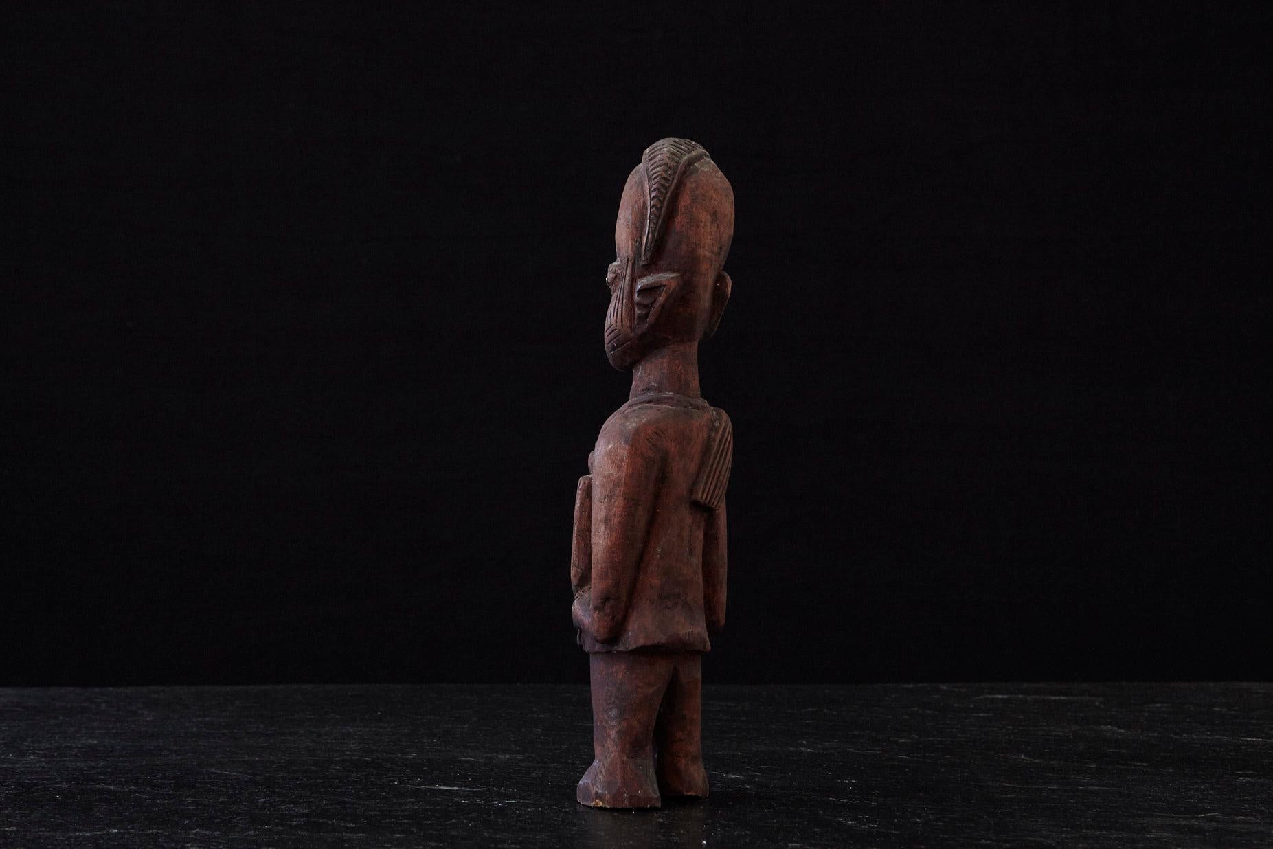 Sculpté à la main Statue en bois sculpté d'un homme Ju Ju, peuple Egba, Abeokuta, années 1940 en vente