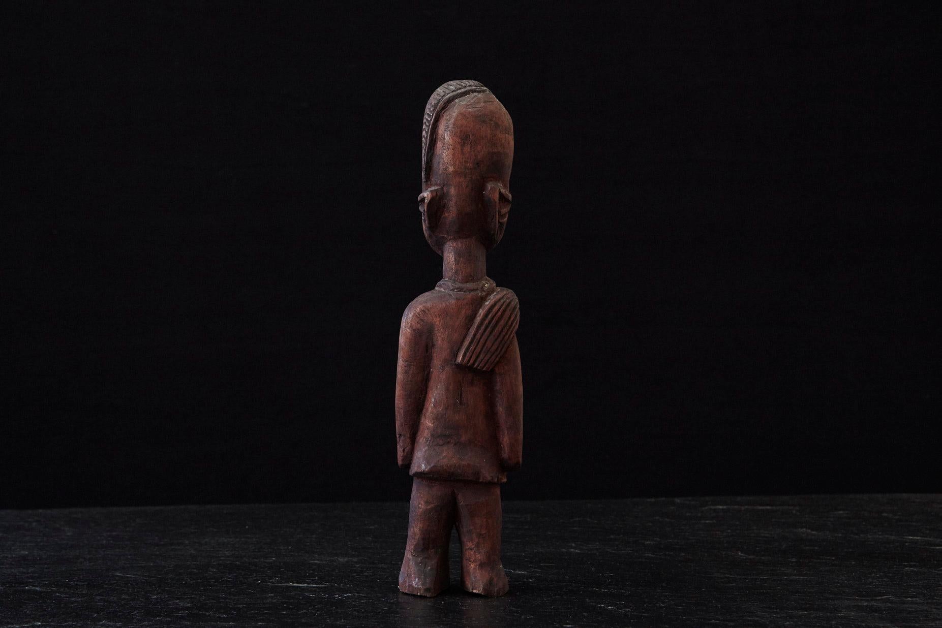 Carved Wooden Statue of a Ju Ju Man, Egba People, Abeokuta, 1940s In Good Condition For Sale In Aramits, Nouvelle-Aquitaine