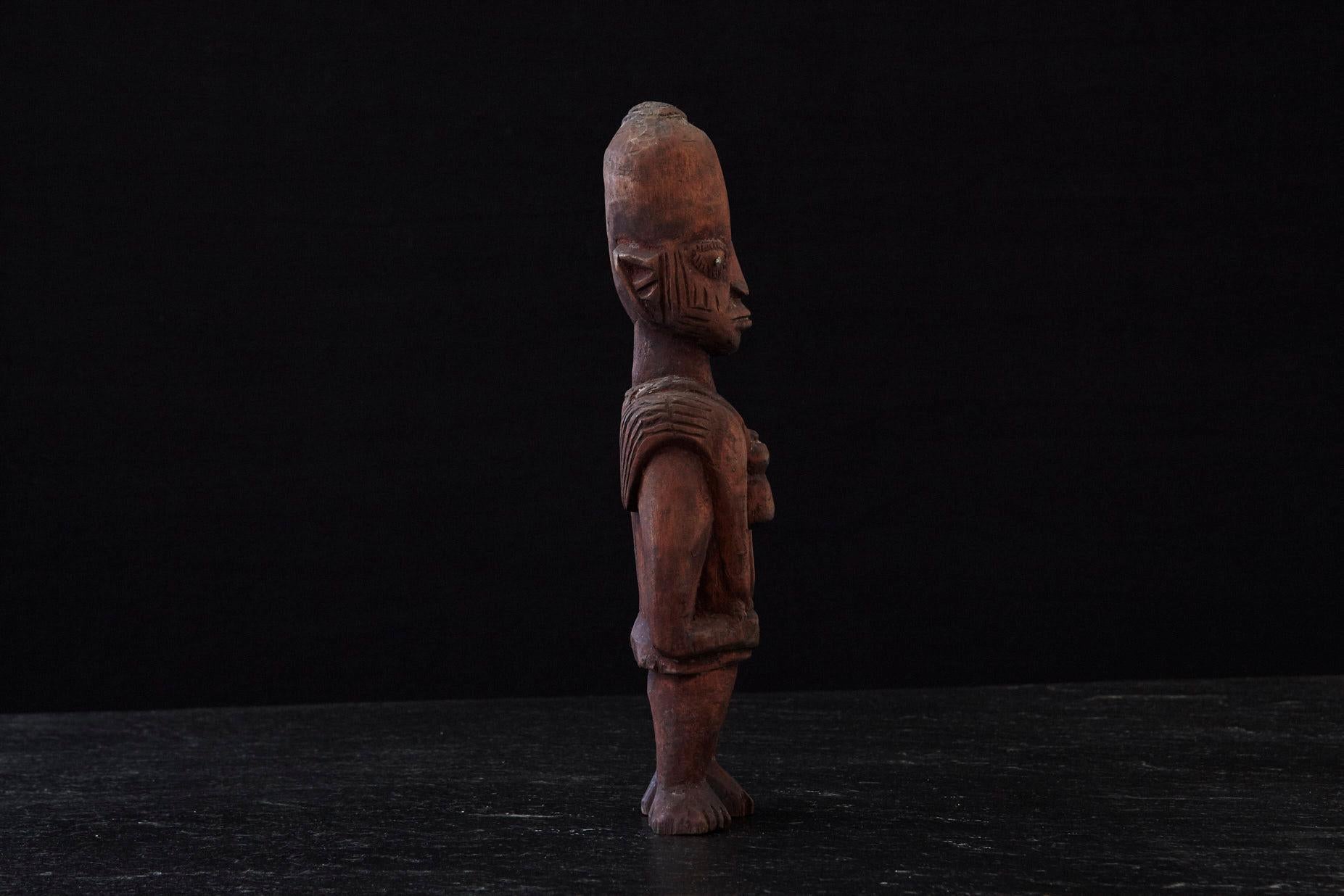 Bois Statue en bois sculpté d'un homme Ju Ju, peuple Egba, Abeokuta, années 1940 en vente