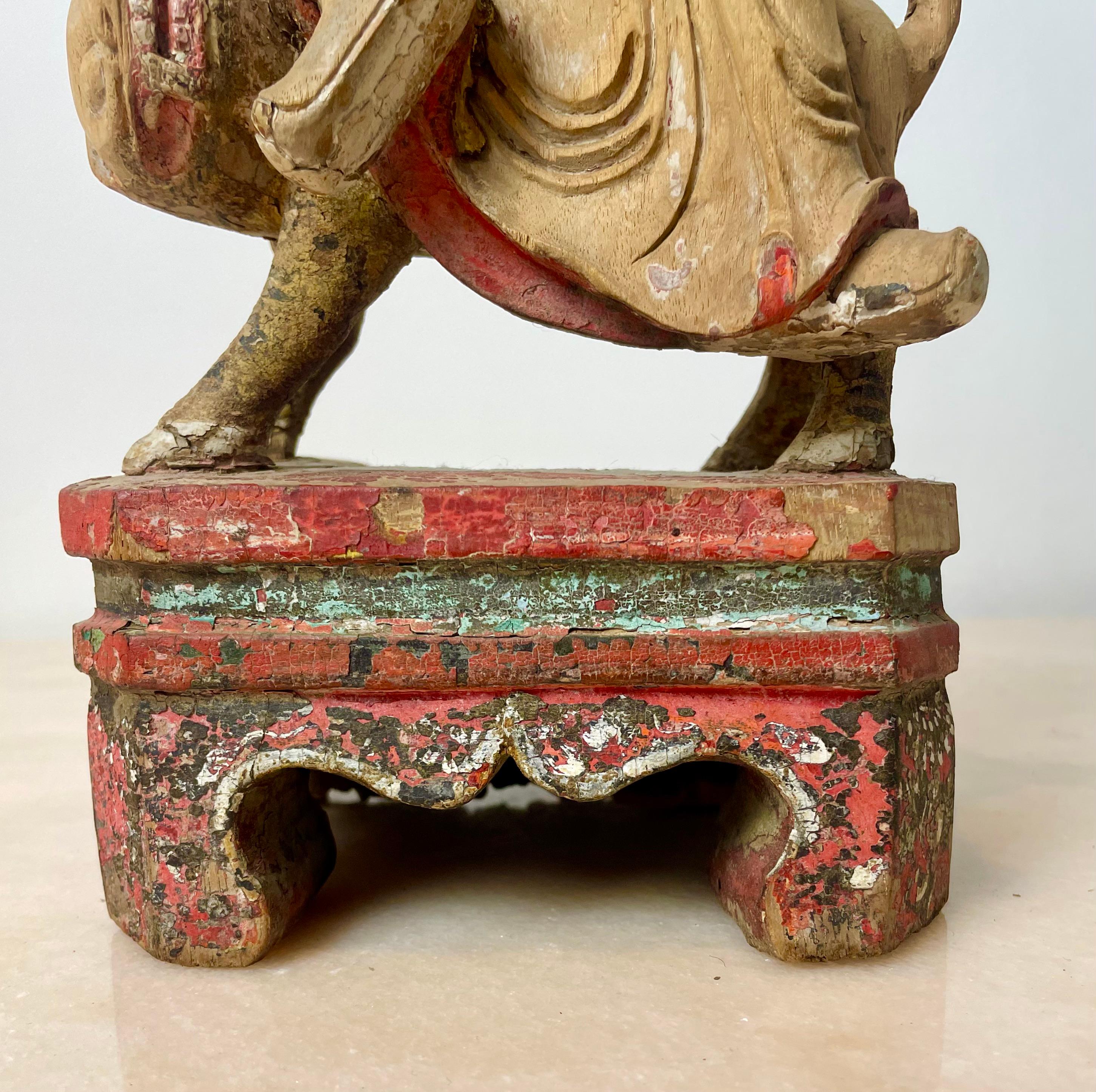 Polychromed Carved wooden statuette of Guandi God of war & dog lion of Fo - China Ming 18th For Sale